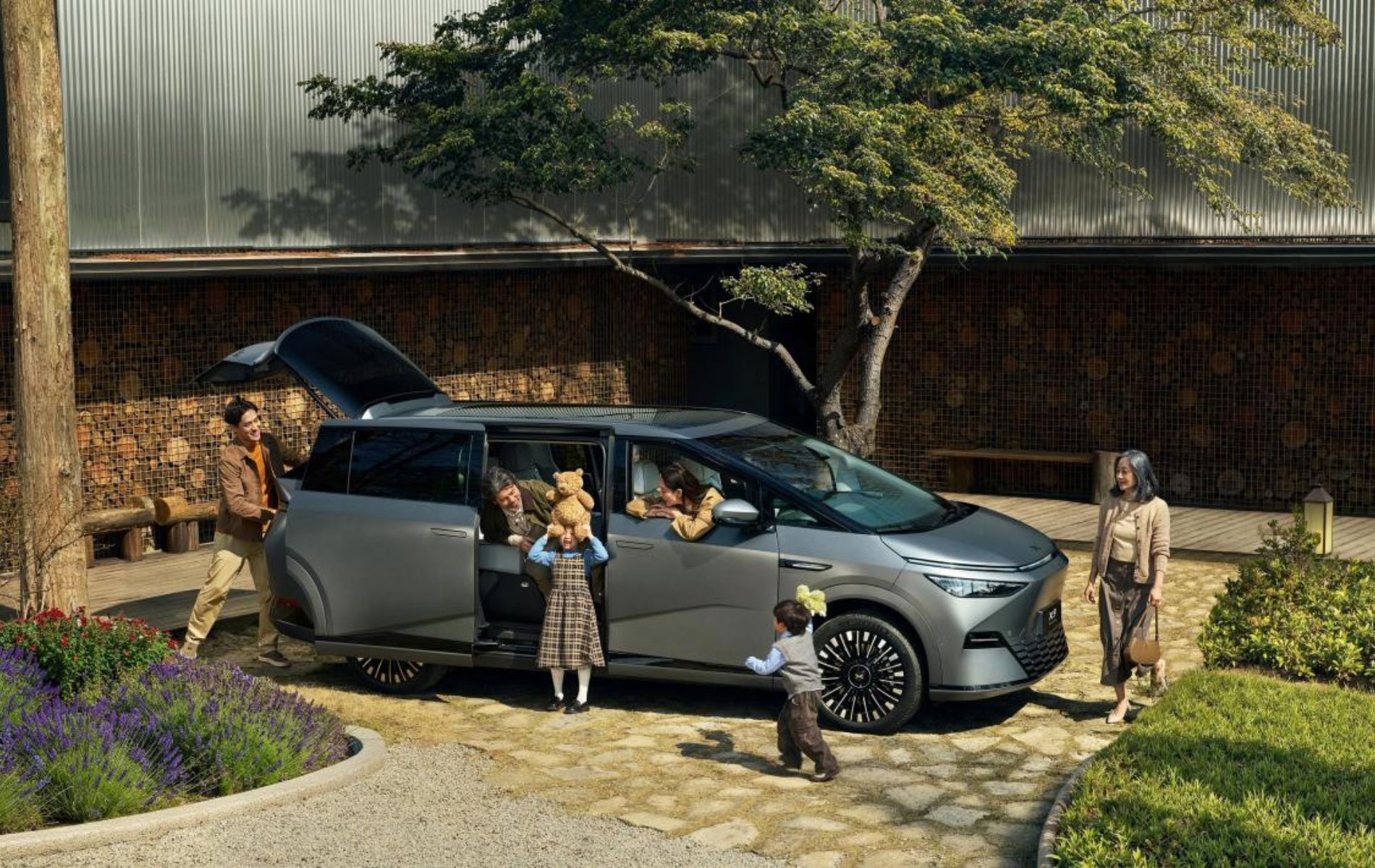 2025 Xpeng X9 electric people mover gets upgrades before its Australian launch 