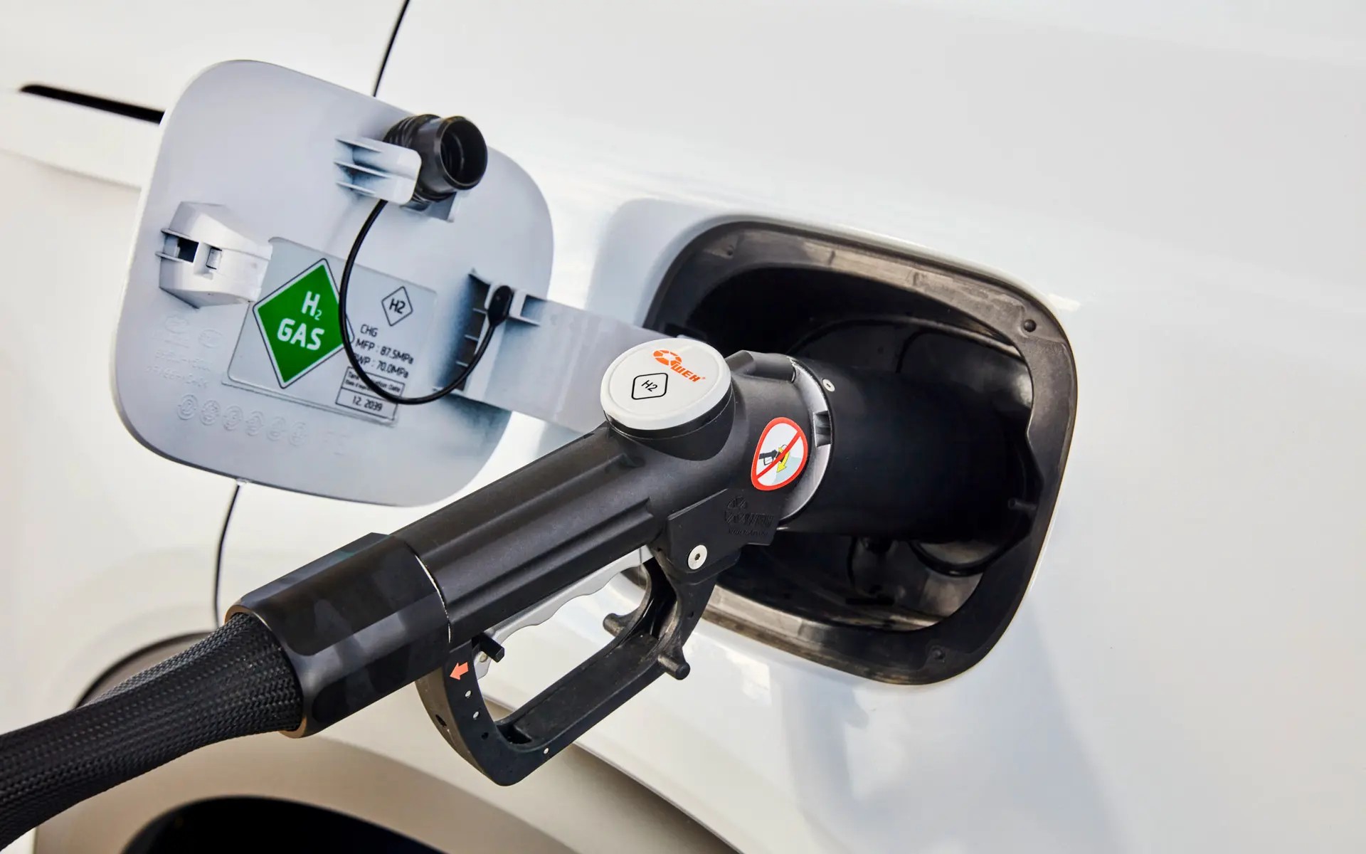 Major Carmaker Quietly Turns Back on Hydrogen