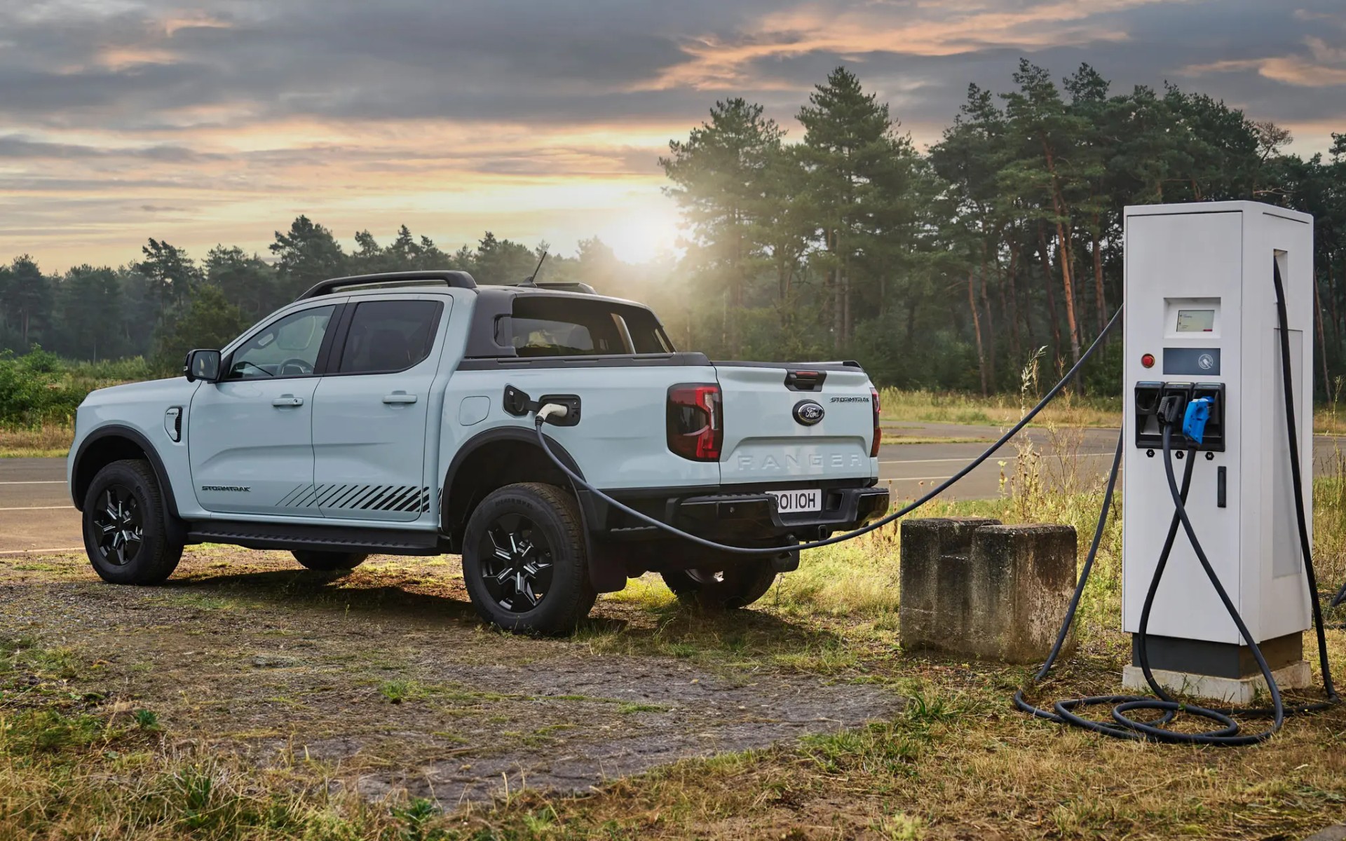 2025 Ford Ranger Plug-In Hybrid Unveiled with 3.5 Tonne Towing, 'Full' Off-Road Capabilities, and V2L