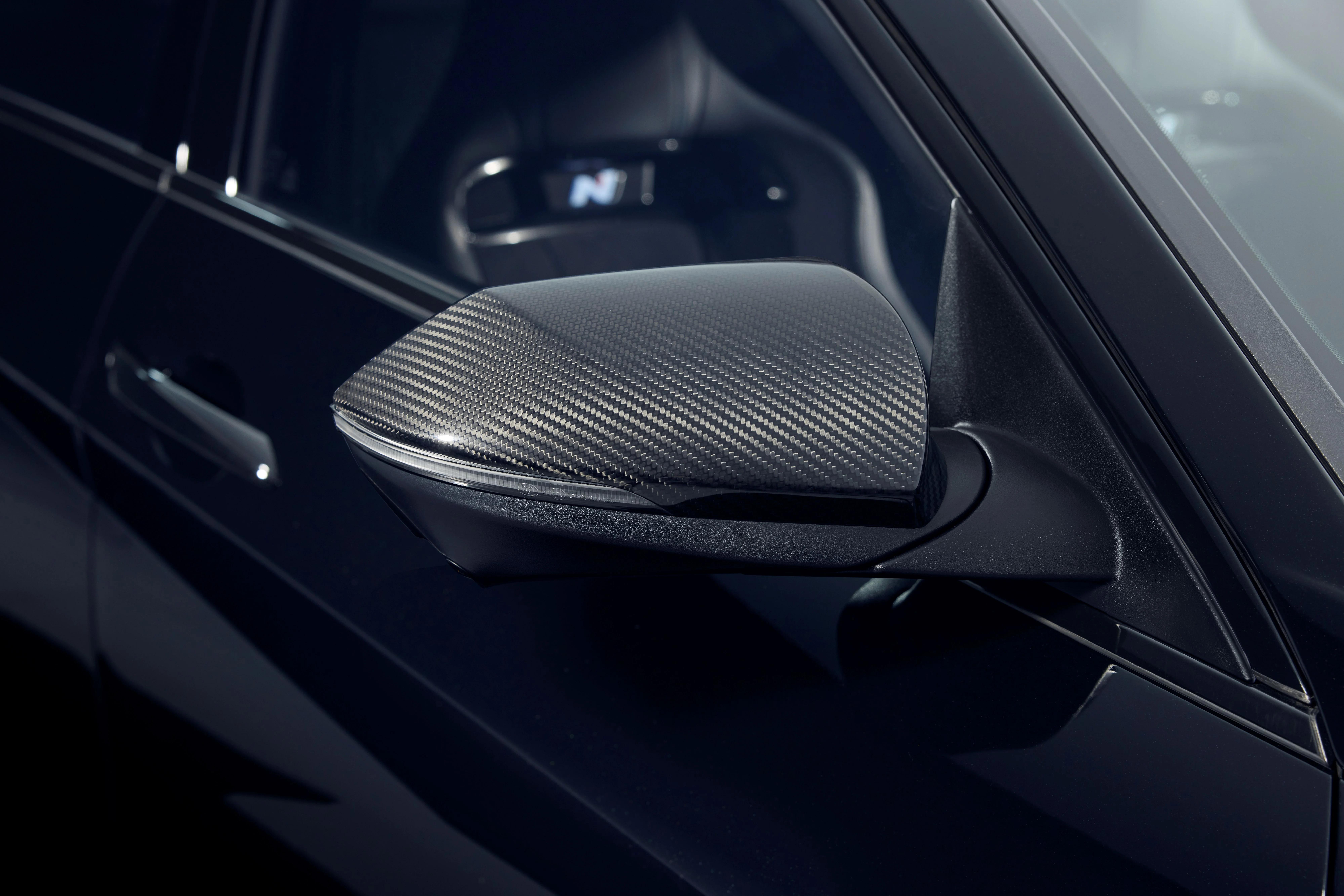 Carbon-fibre mirror cap on the Hyundai i30 Sedan N MONOCHROME
