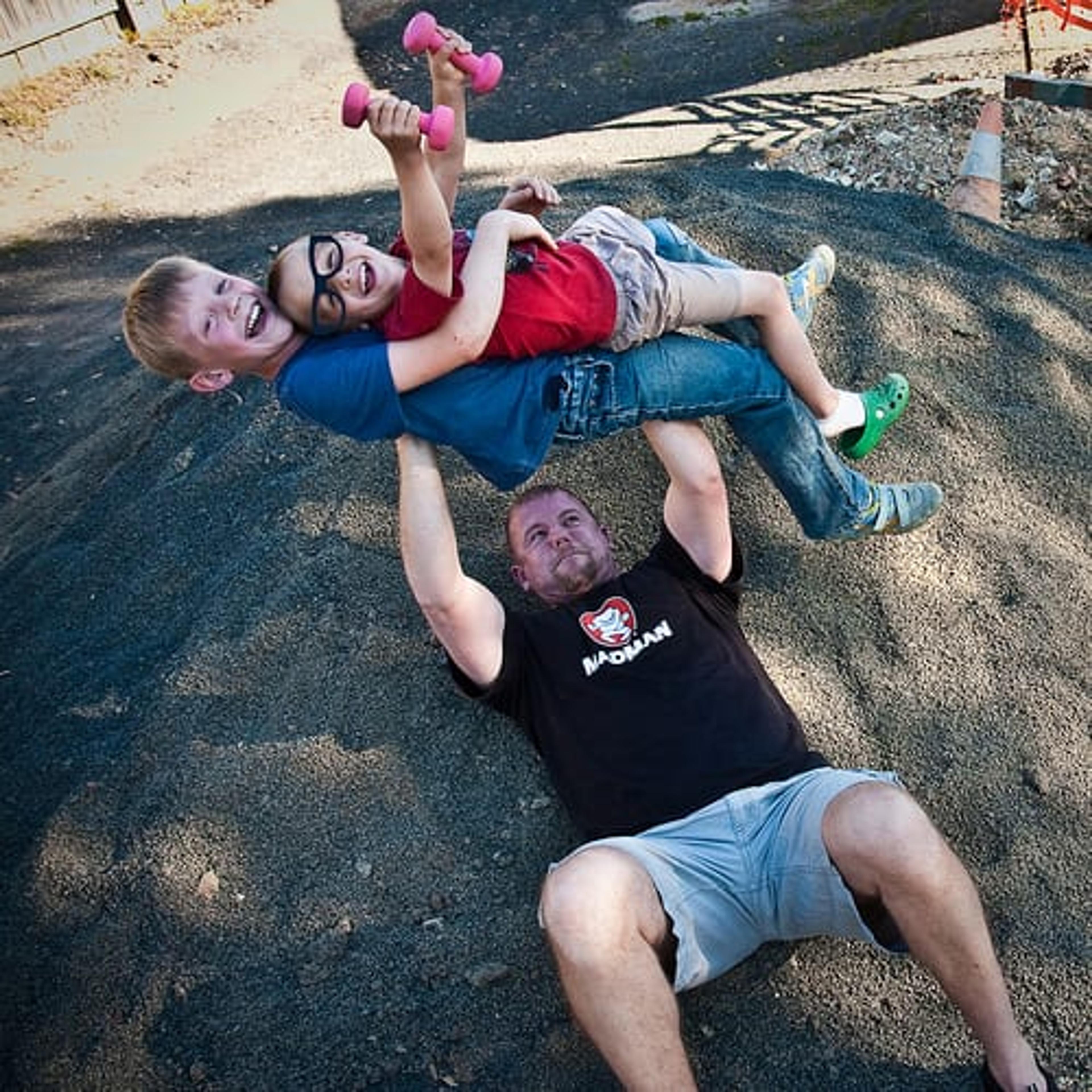 Dad benching kids