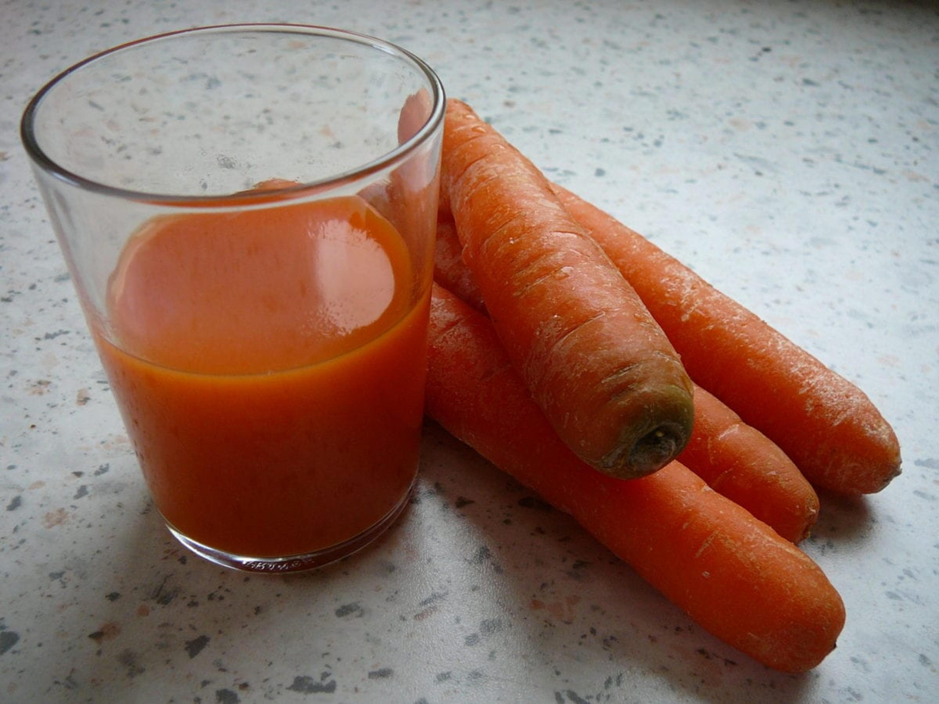 GlassOfJuice_and_carrots