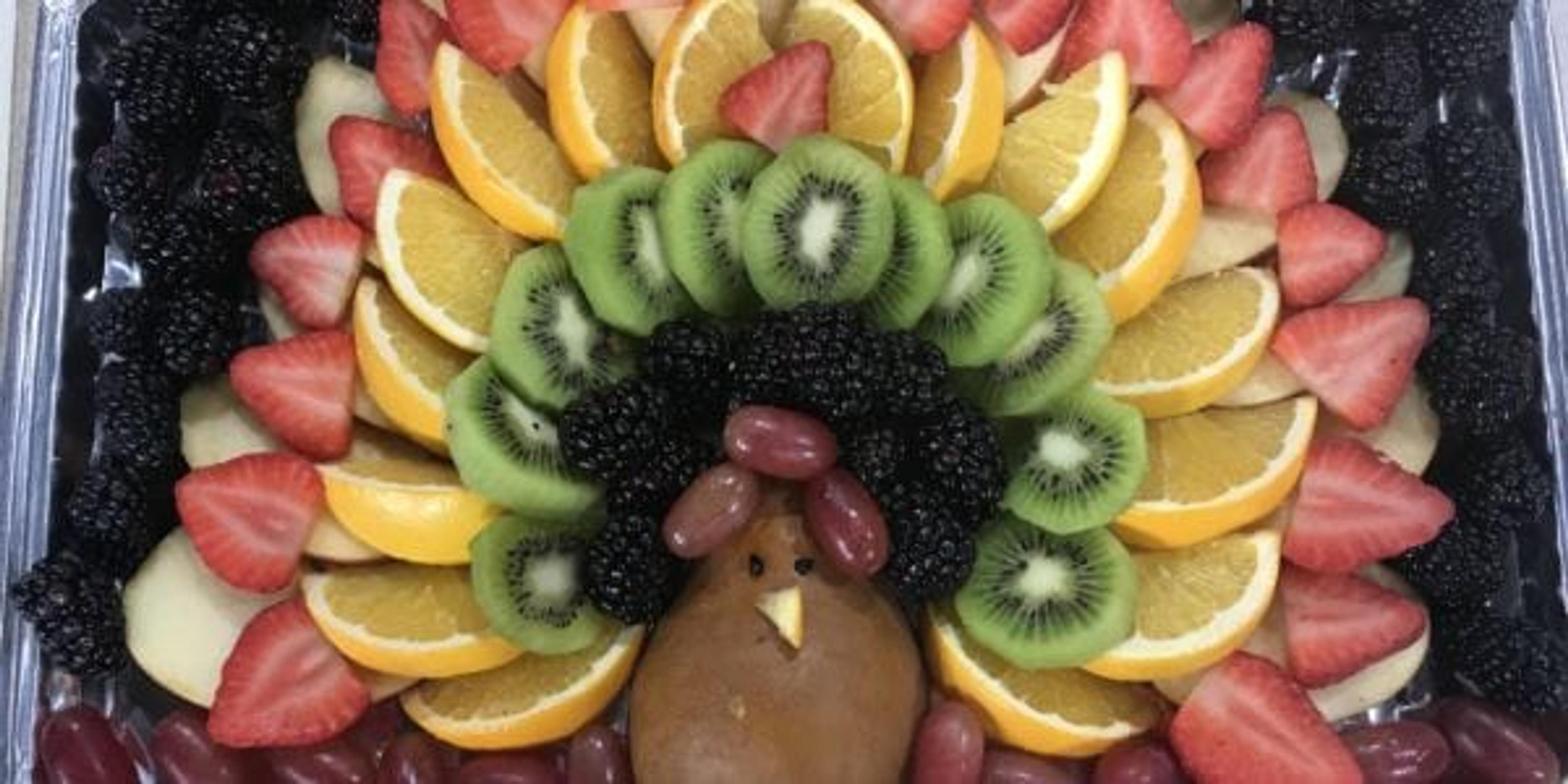 Image of a fruit tray, arranged to look like a turkey.