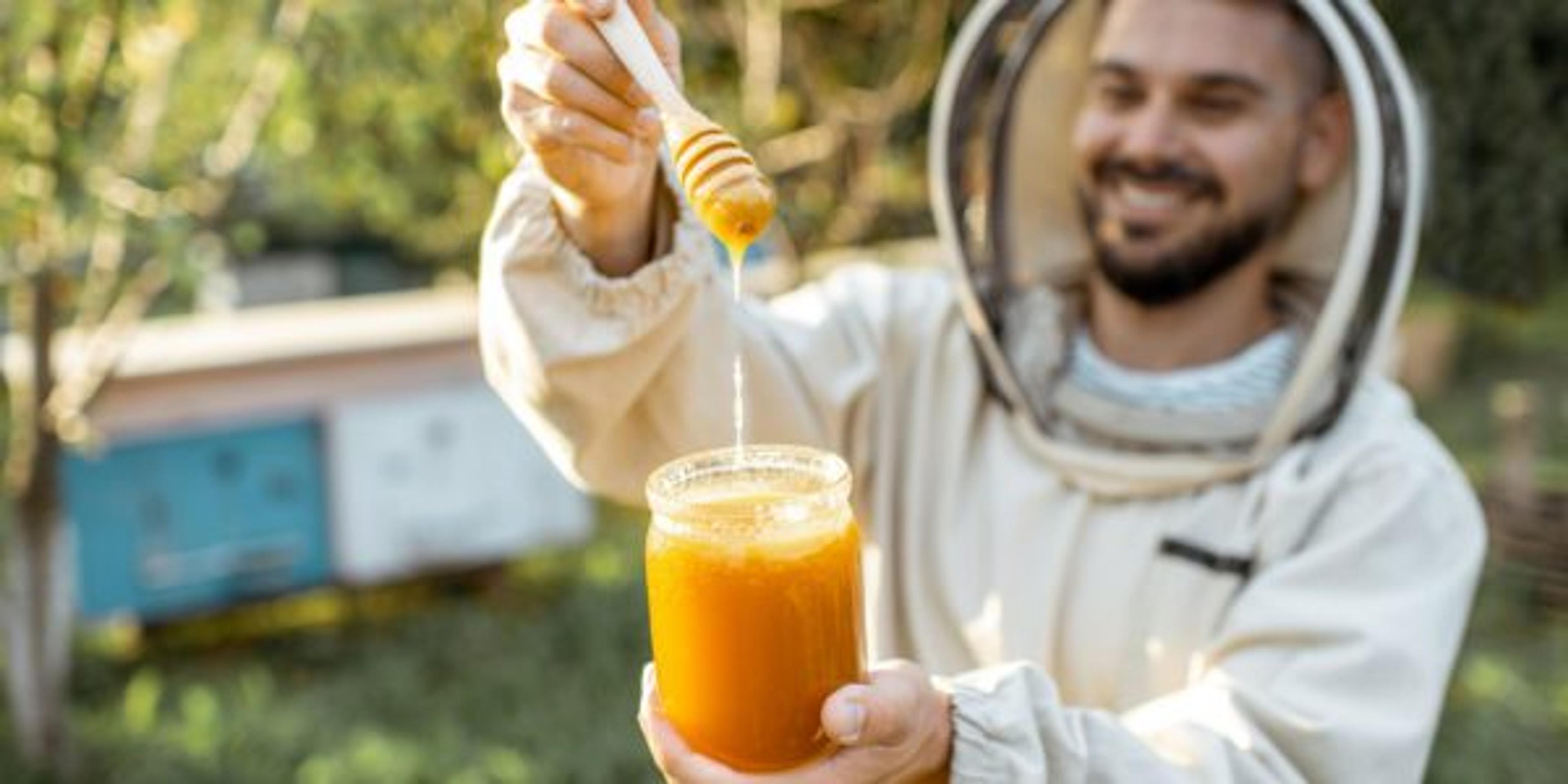 Itchy eyes, a runny nose and sneezing. Fall allergies are a pain, but can eating local honey help alleviate those symptoms?