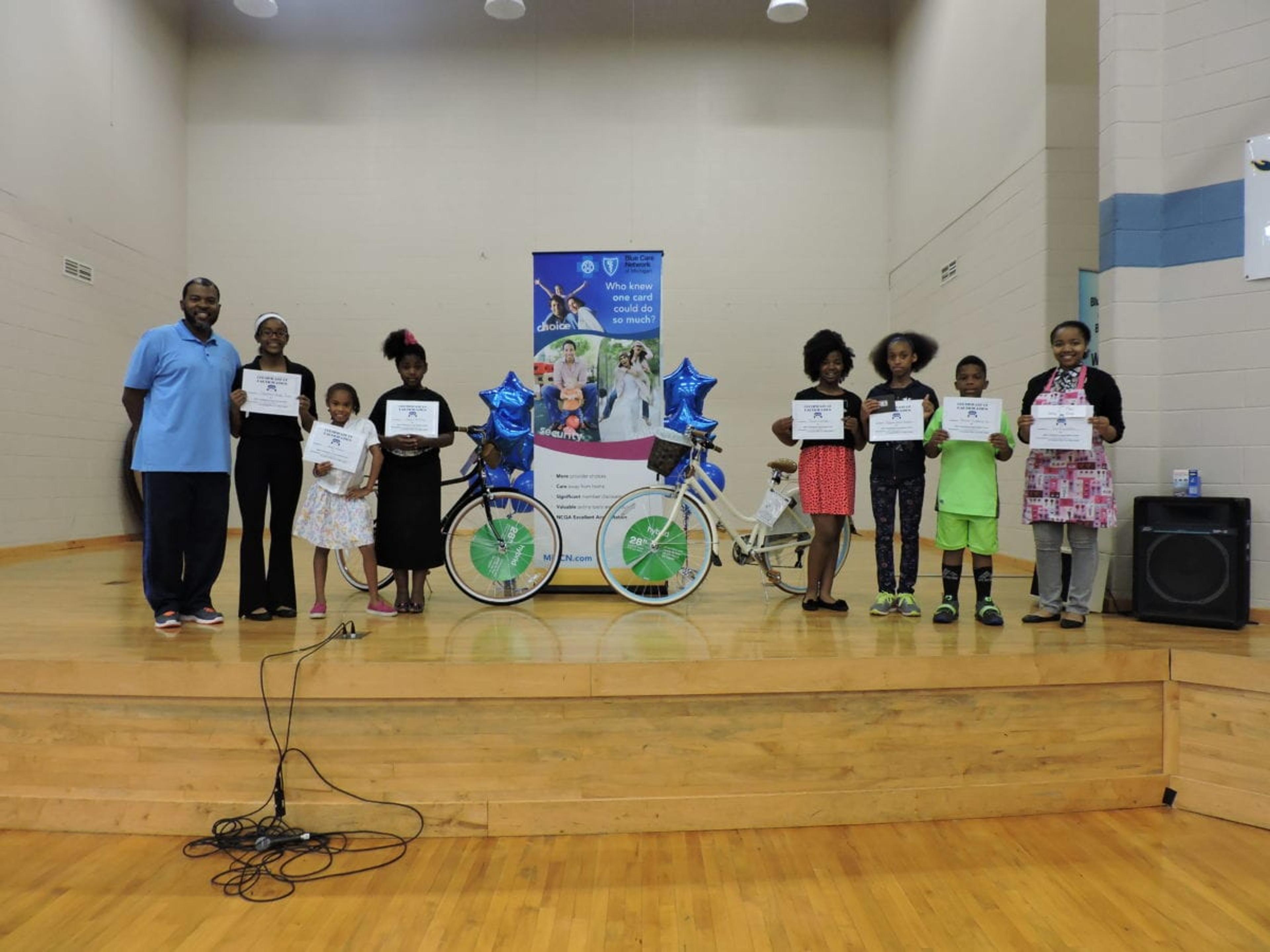 All of the #MIKidsCan Cook contestants with BCBSM senior community responsibility liaison Cle Jackson. 