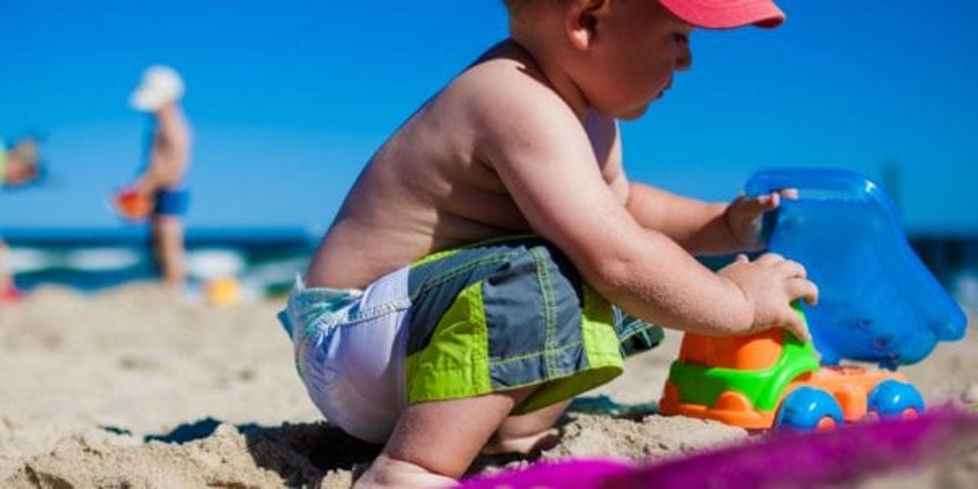 https://images.pexels.com/photos/33346/boy-child-fun-beach.jpg?auto=compress&cs=tinysrgb&dpr=2&h=650&w=940