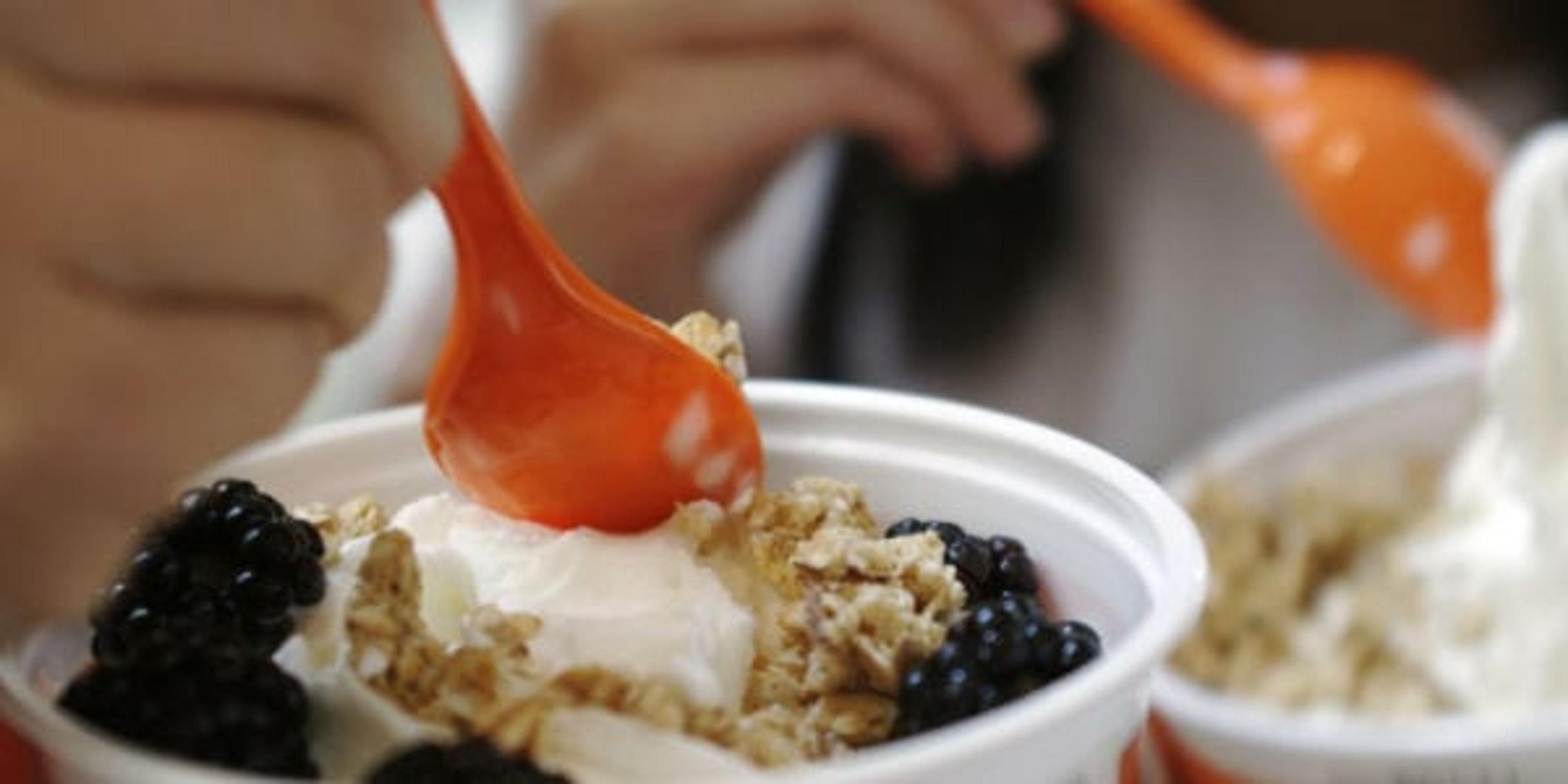 Frozen yogurt with granola