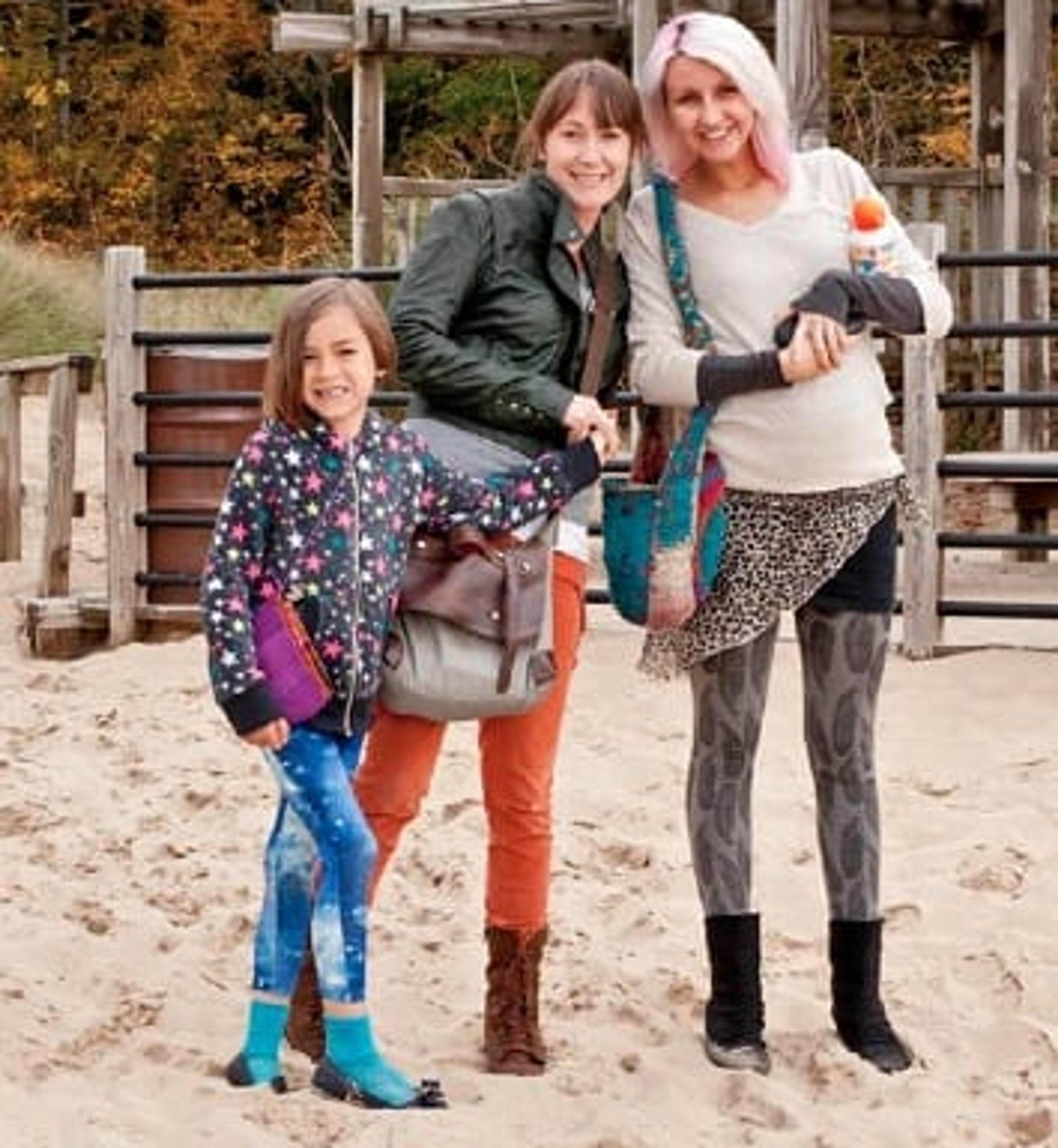 Eva and Leana Tank with artist Yoyoe.