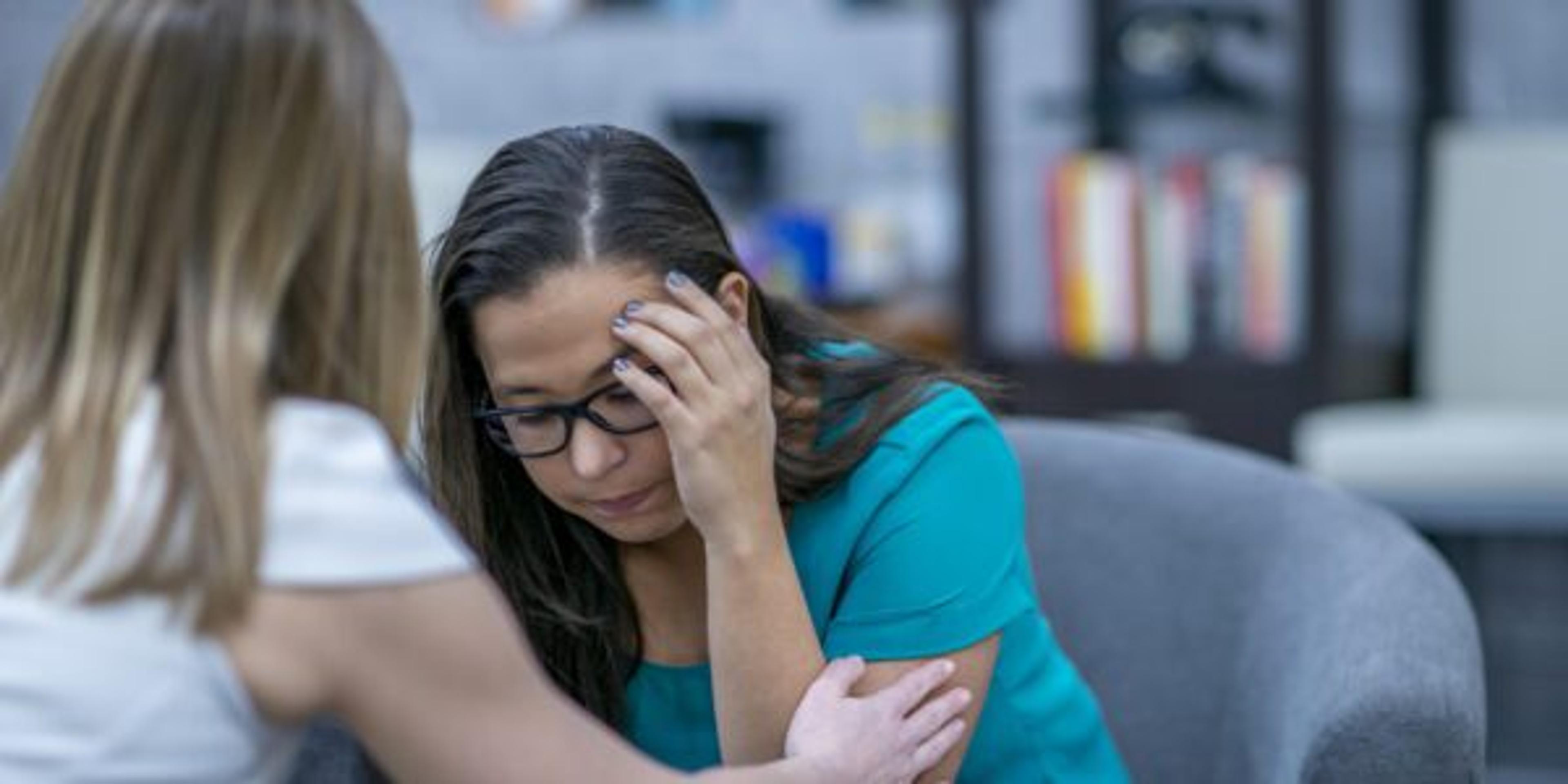 Two women sitting and talking about recovery