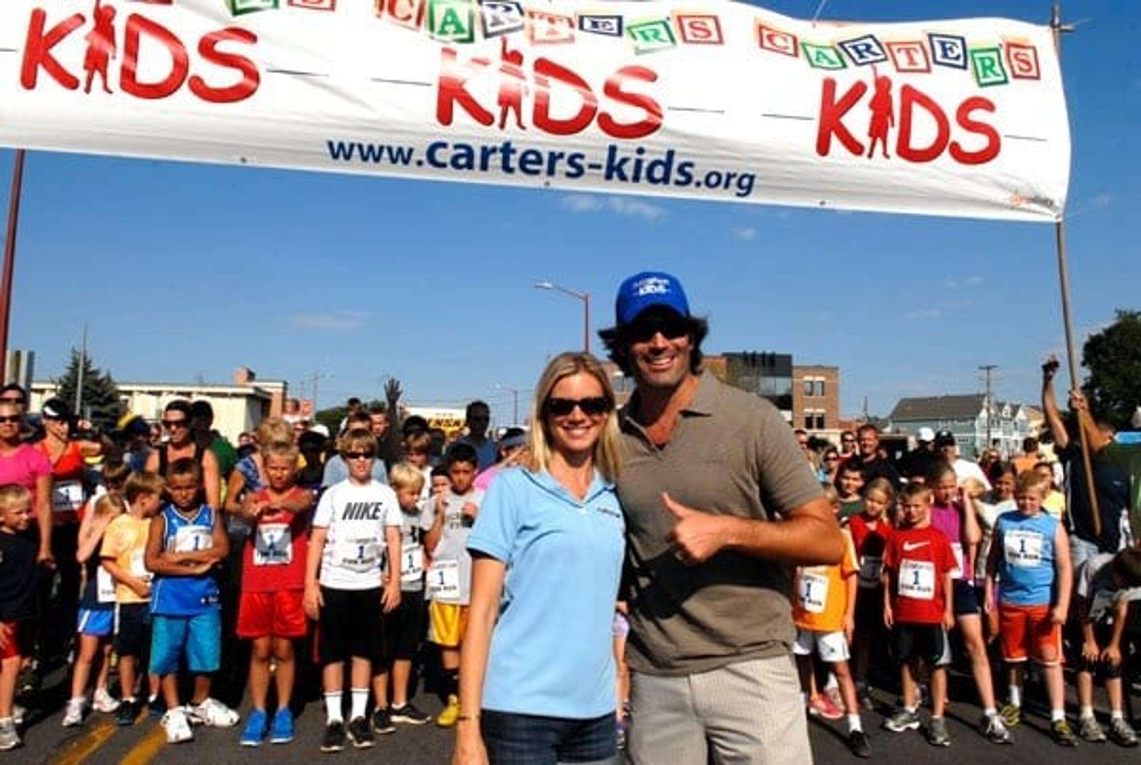 Carter Oosterhouse with his wife, actress Amy Smart, at the start of a previous fun run. 