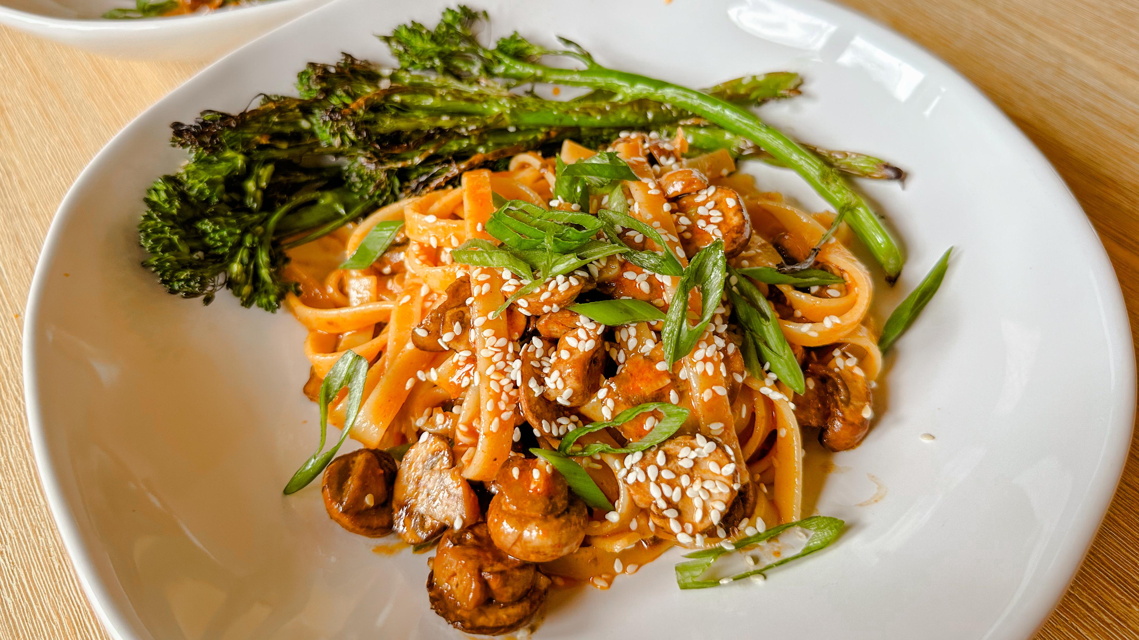 Serve the noodles in a bowl. Top with crispy broccolini, sesame seeds and the reserved green onion greens.