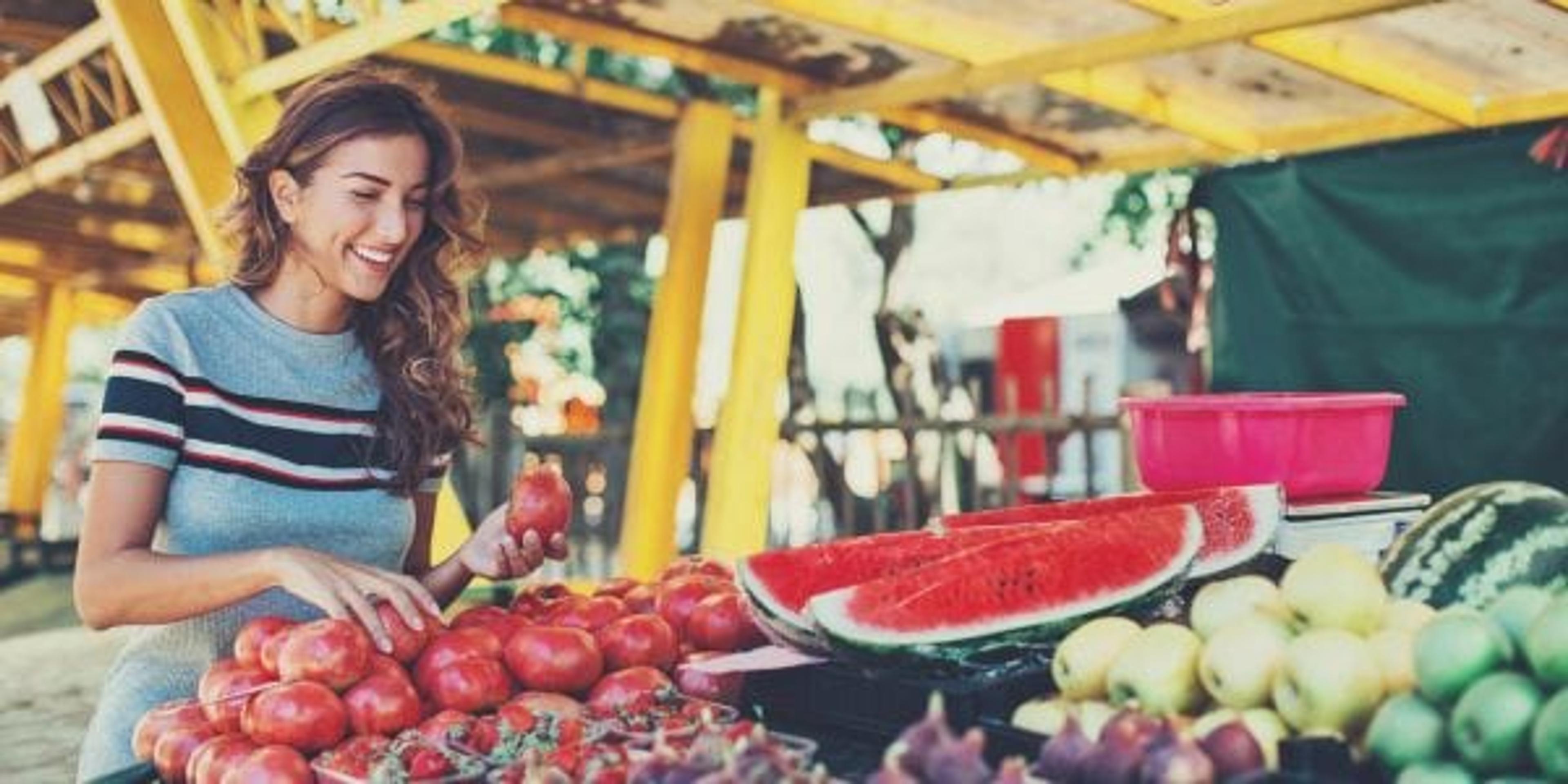 Young woman shopping on the farmer's market