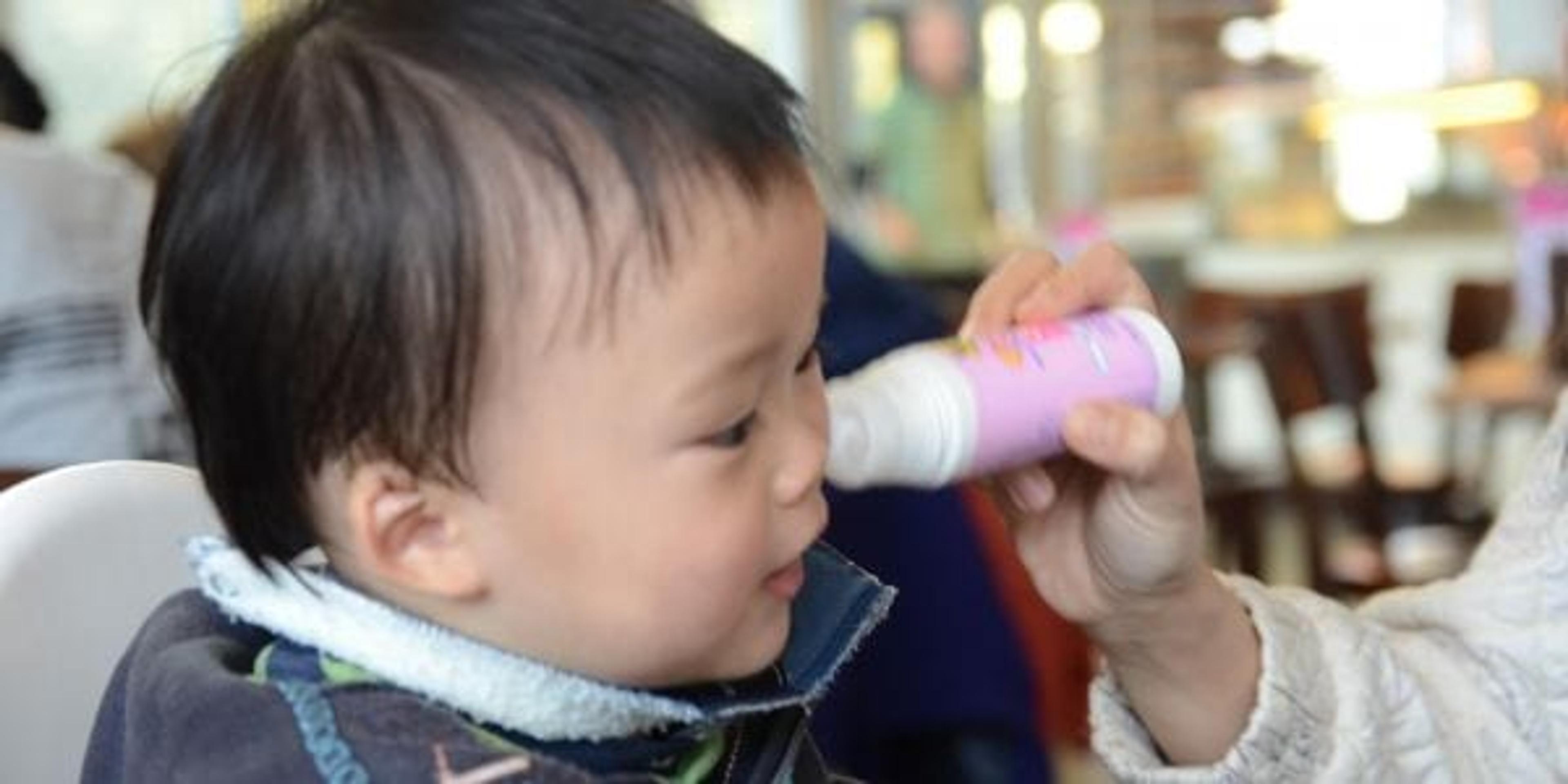 Mom applying sunscreen to kid