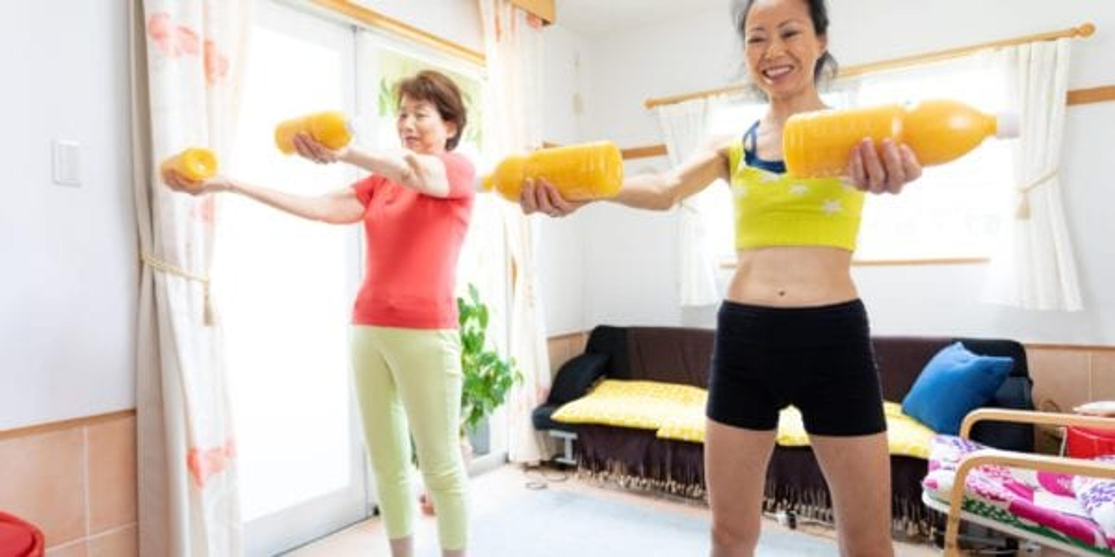 2 women training at home