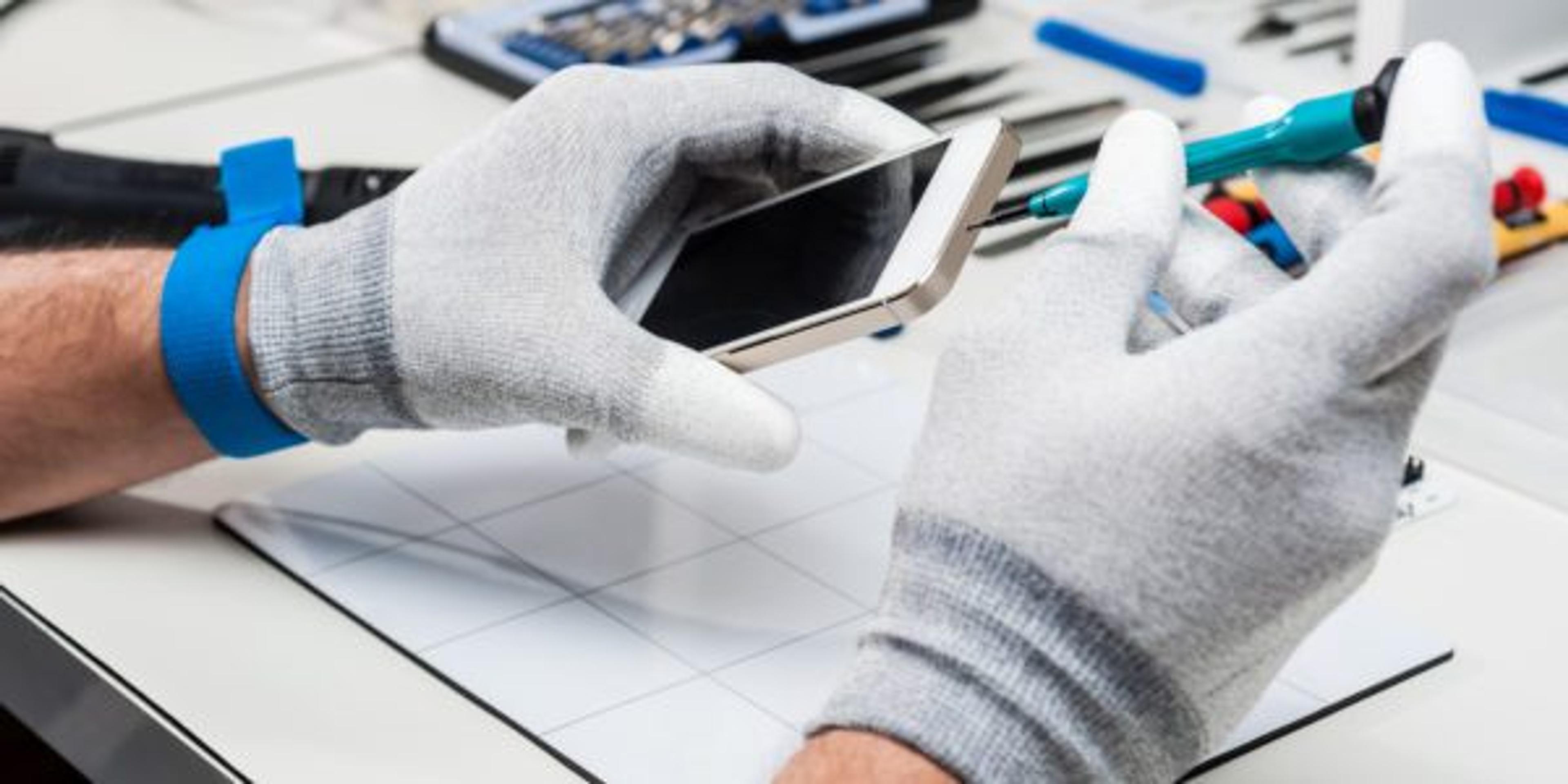 Technician repairing a smarphone