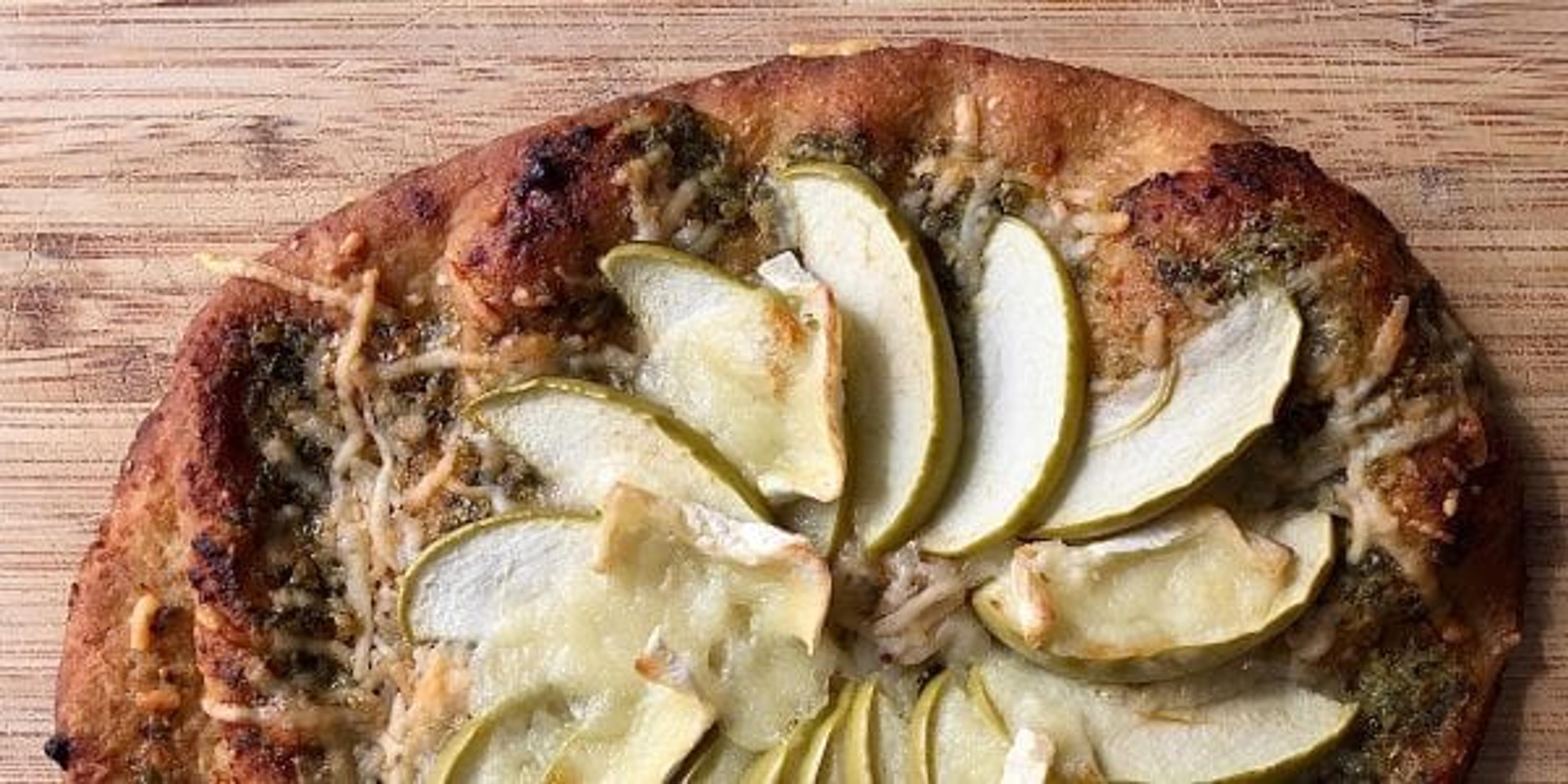 apple brie and pesto pizza