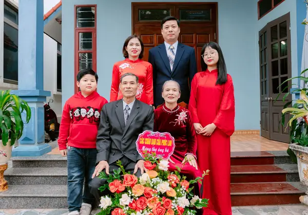 A multi-generational Vietnamese family in traditional dress