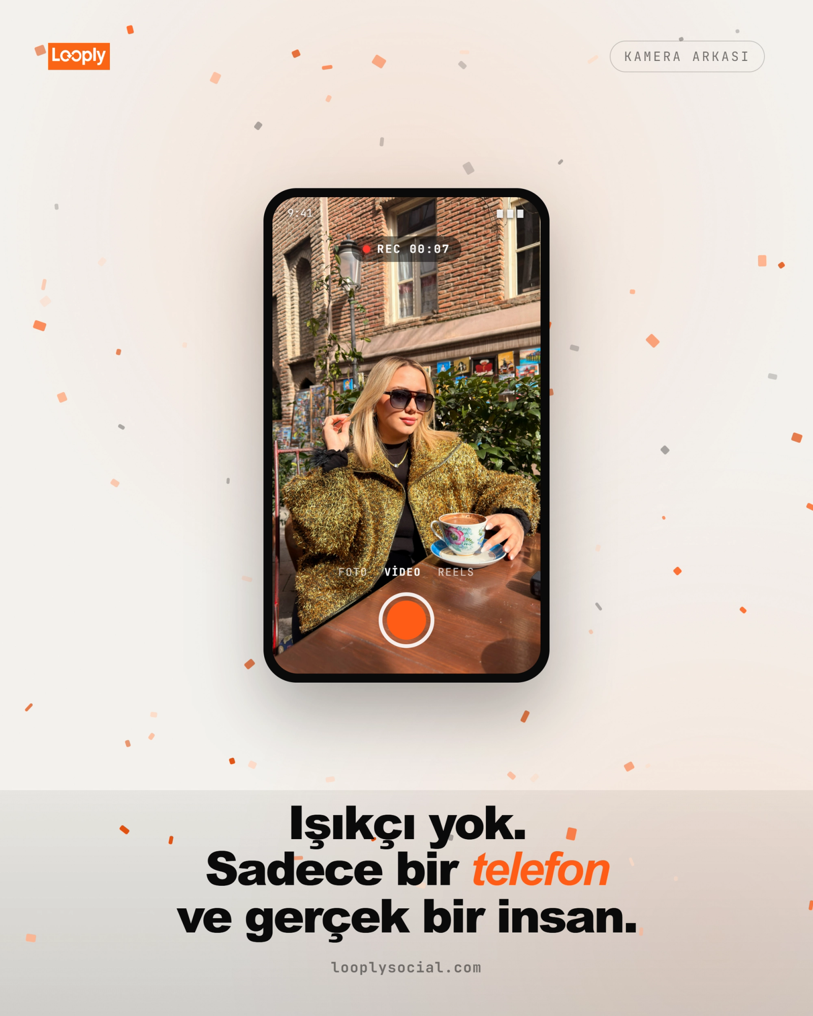 Telefon ekranında video kaydı yapan bir içerik üreticisi: sokak kafede, doğal ışıkta Türk kahvesiyle çekim yapıyor.