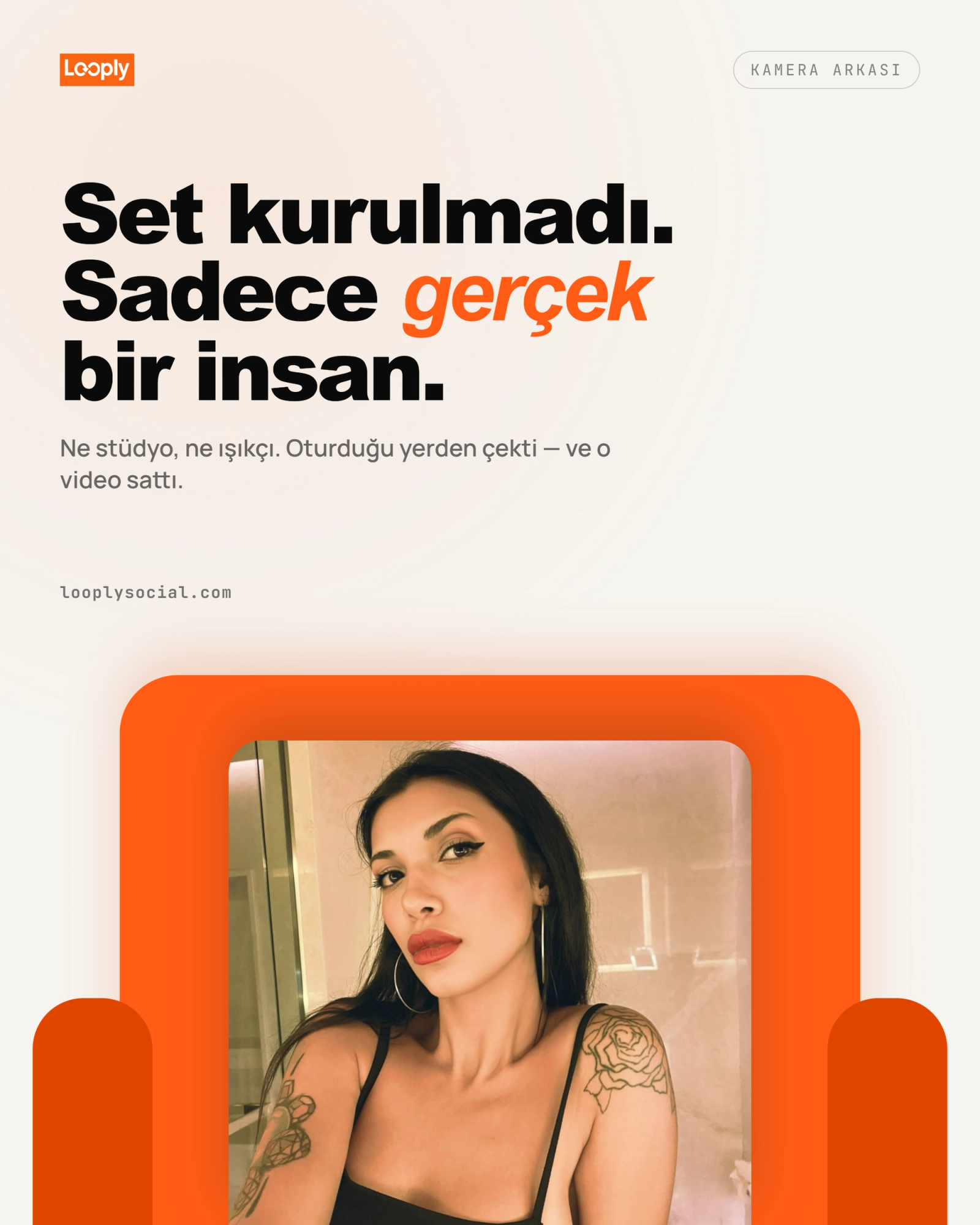 Kendi evinde telefonuyla selfie formatında video çeken bir içerik üreticisi, Looply kamera arkası görseli.