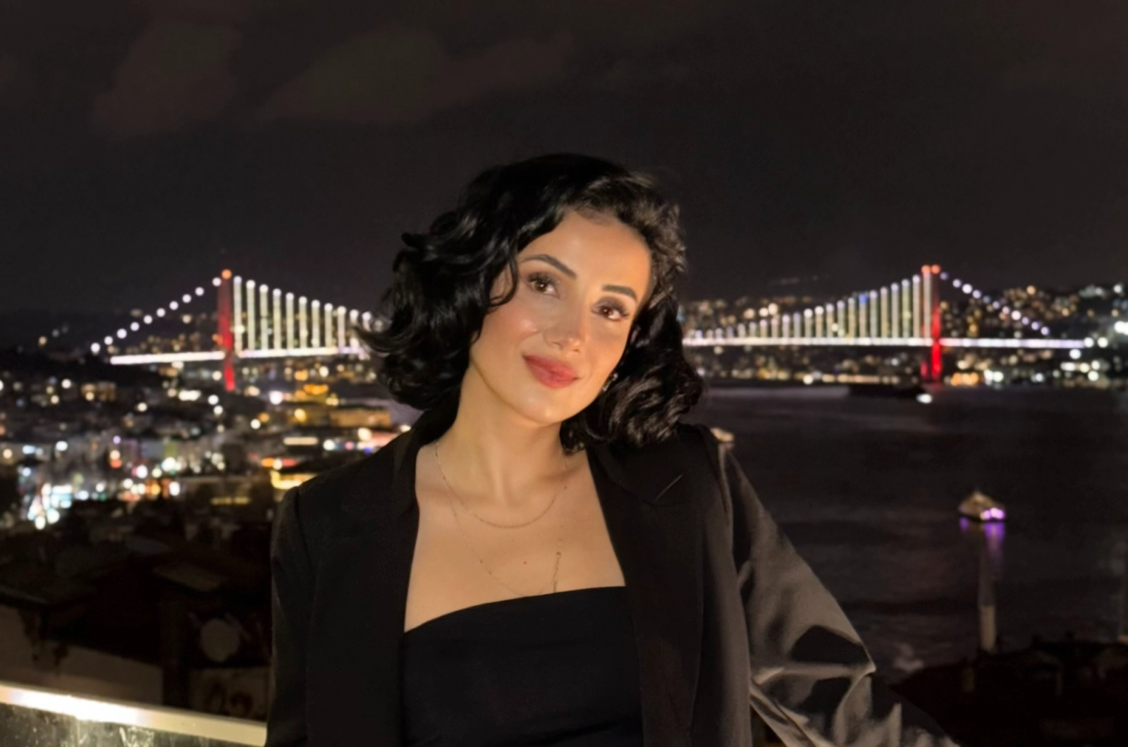 Looply Social içerik üreticisi Beste, İstanbul Boğazı ve 15 Temmuz Şehitler Köprüsü manzarası önünde portre