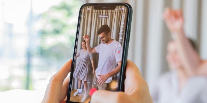 The Scroll That Never Ends — On TikTok and Social Decay