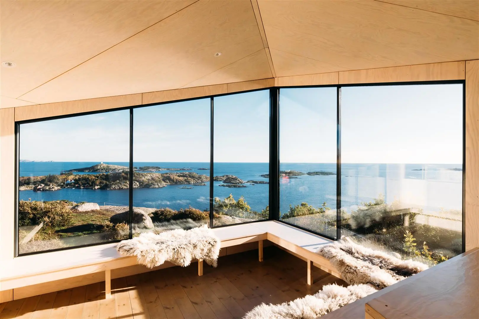 Dagsturhytte i Agder med utsikt over fjord og skog