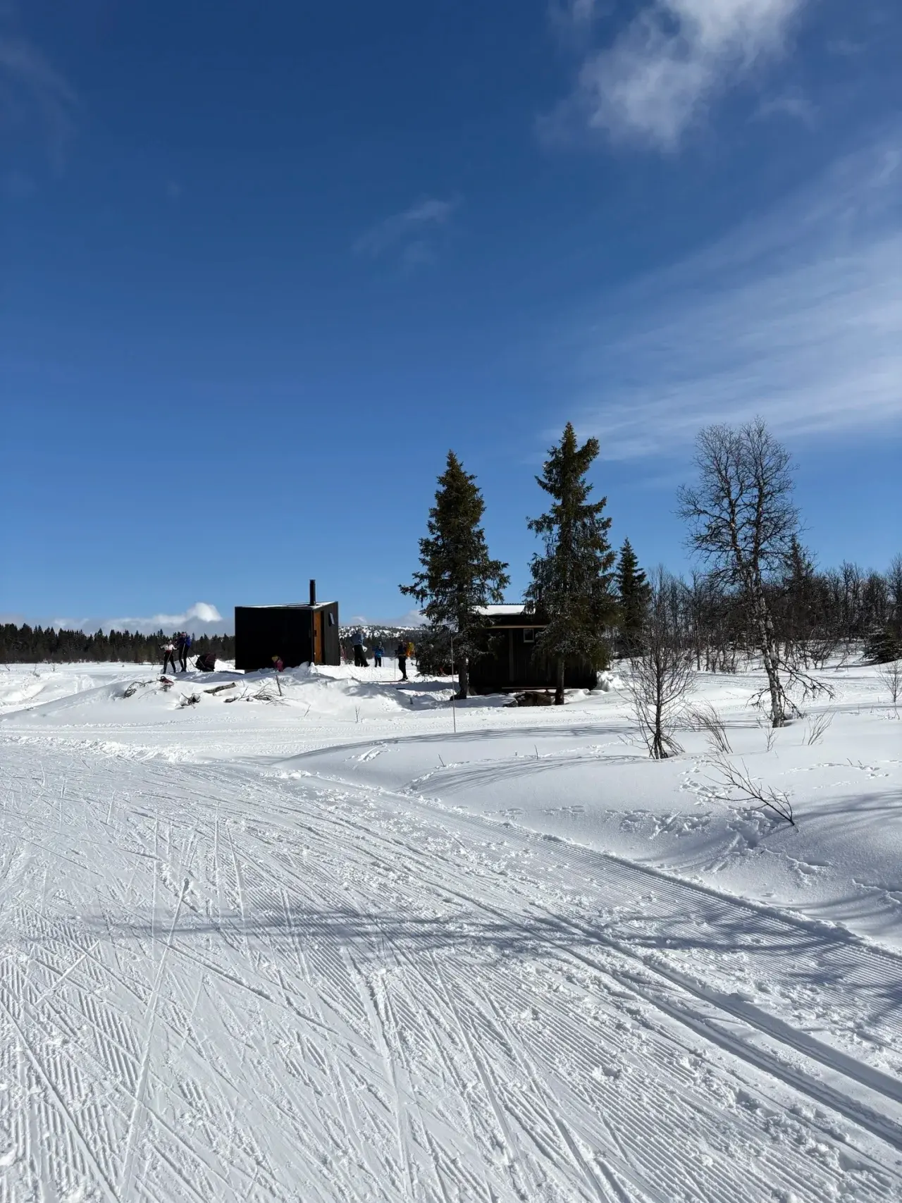 Dagsturhytte i Innlandet med utsikt mot fjell og dalføre en klar dag