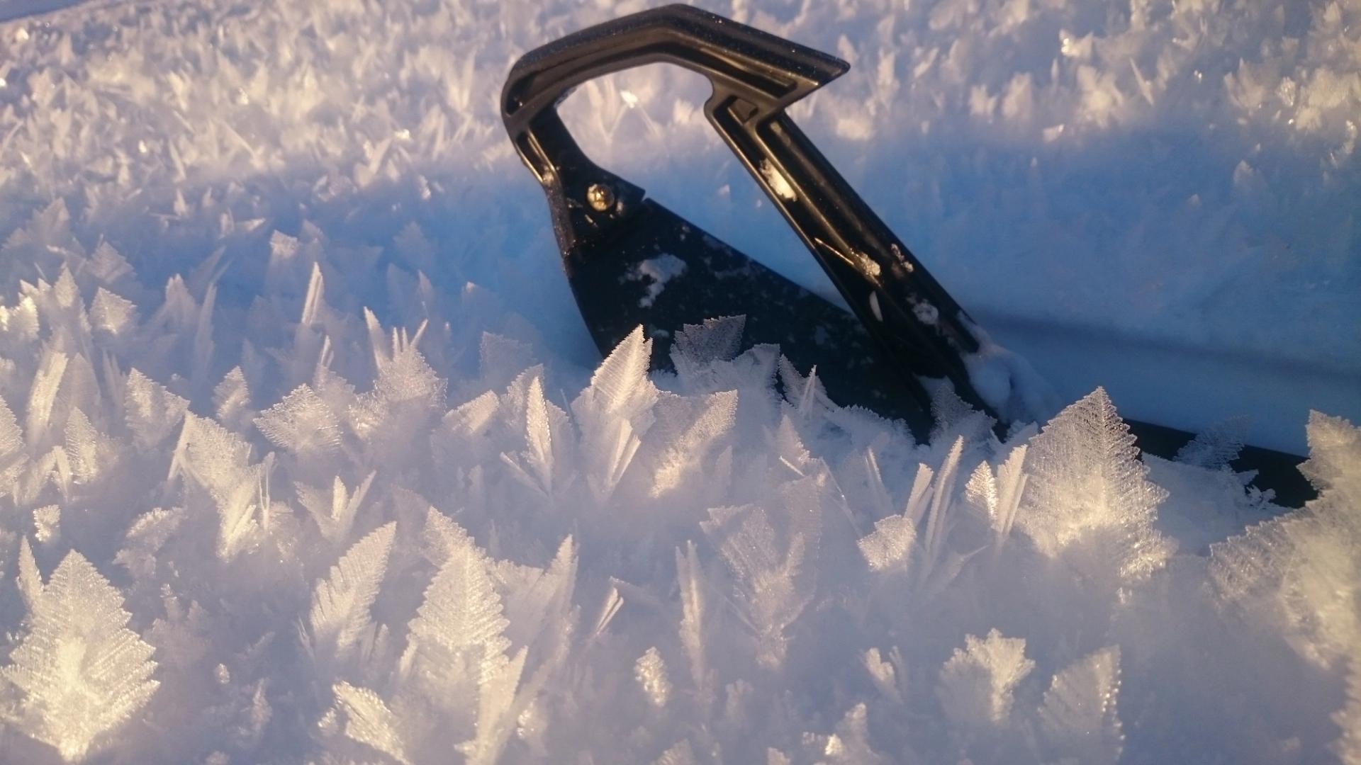 Il s’agit ici de rosée qui, en gelant, forme des cristaux verticaux en forme de plume qui poussent sur la surface lorsque la nuit est froide et claire. Le givre de surface a tendance à garder sa structure verticale même lorsqu’il est enseveli, ce qui crée une couche remplie d’air dans le manteau neigeux.