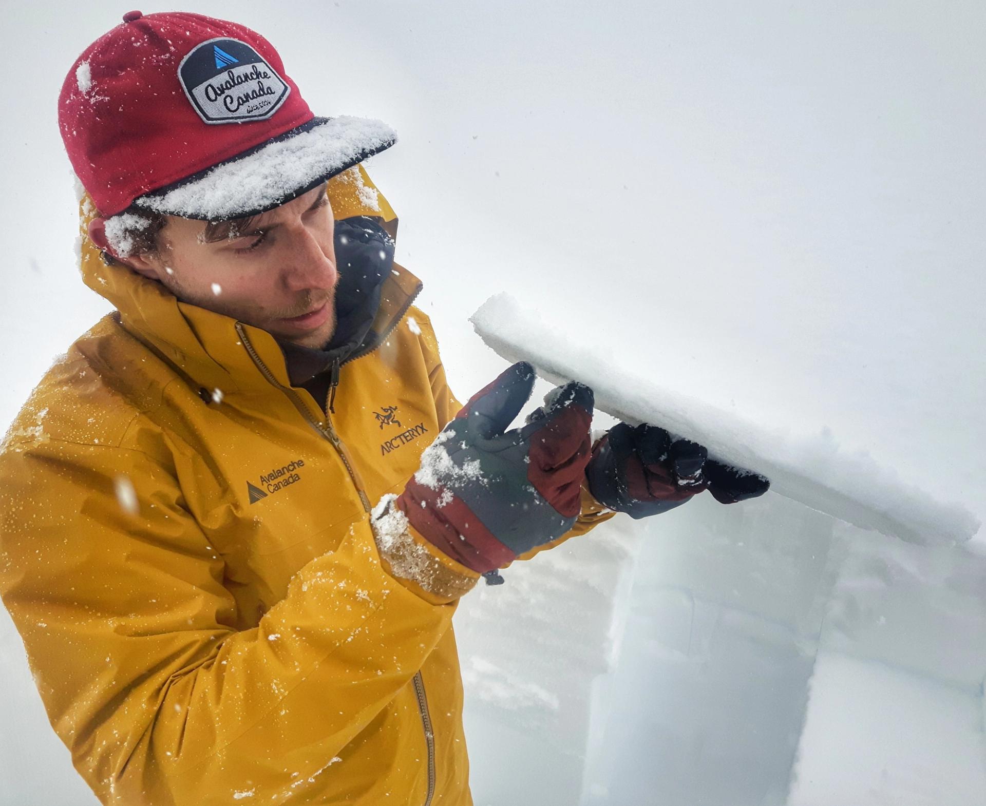 Il existe plusieurs types de croûtes. Celles-ci se forment lorsque la neige de surface fond suite aux effets du soleil, de la pluie ou des changements de températures, puis regèle. Même si une croûte n’est pas fragile au départ, le risque d’avalanche est plus élevé lorsque cette croûte se trouve sous une couche fragile puisqu’elle constitue un plan de glissement idéal.