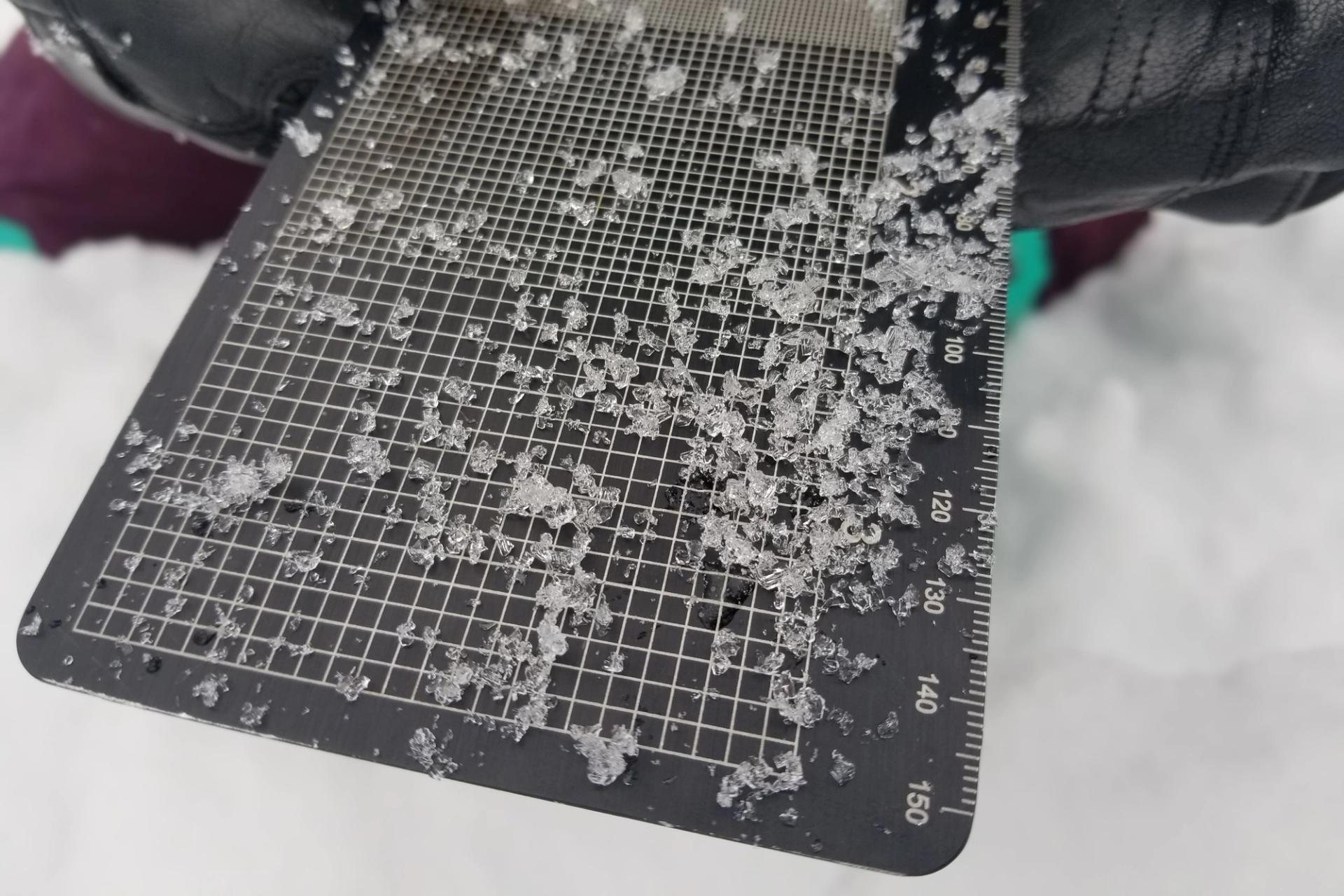 Ces cristaux se forment suite à des différences de température à l’intérieur du manteau neigeux. Il s’agit de grains aux angles pointus qui ne se lient pas facilement l’un à l’autre ou à la neige avoisinante. Une couche de faces planes ressemble à du sucre; la cohésion entre les grains est quasi non-existante.