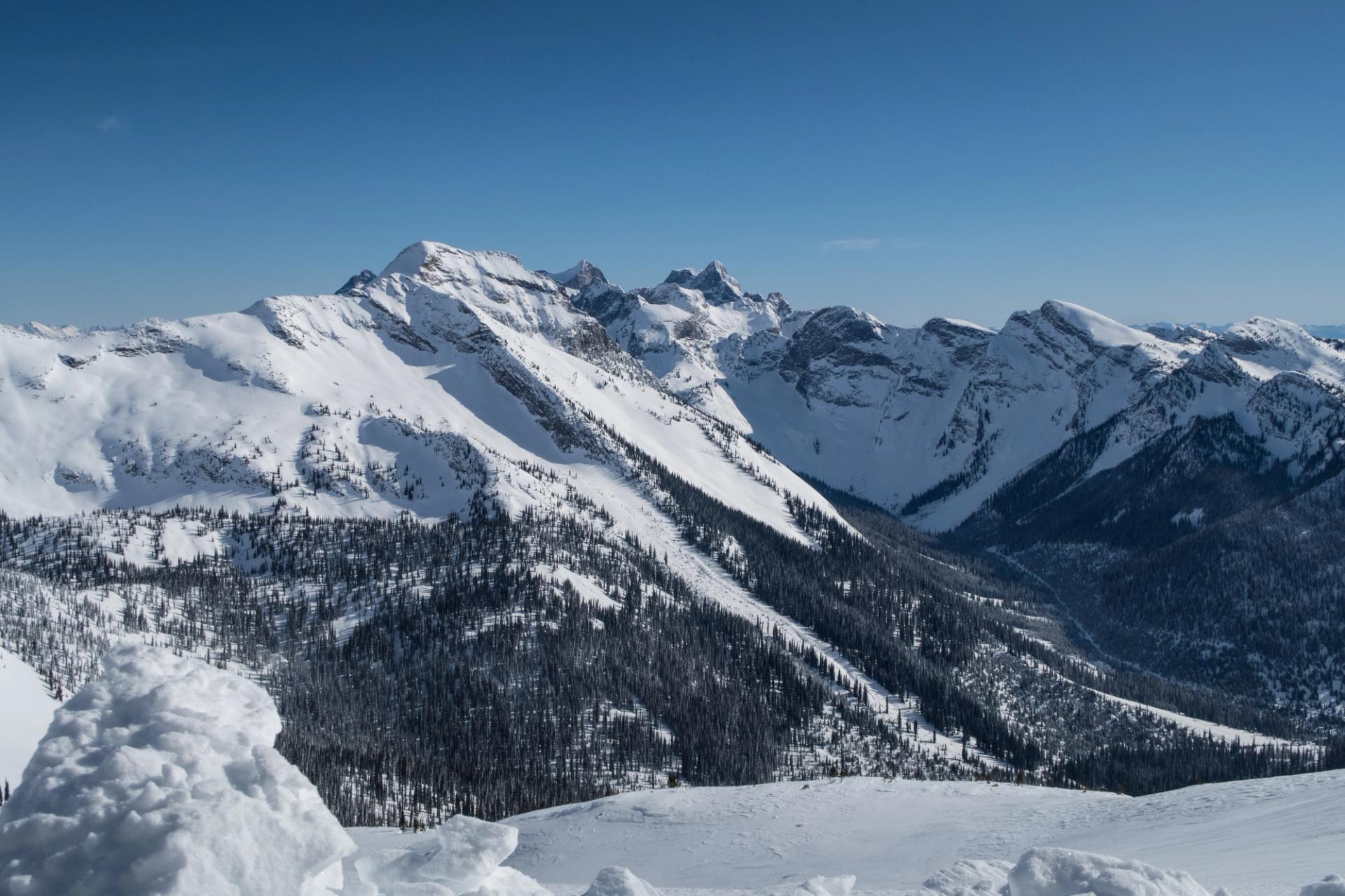 Tracez un itinéraire sûr qui part de la vallée et qui se rend en zone alpine.