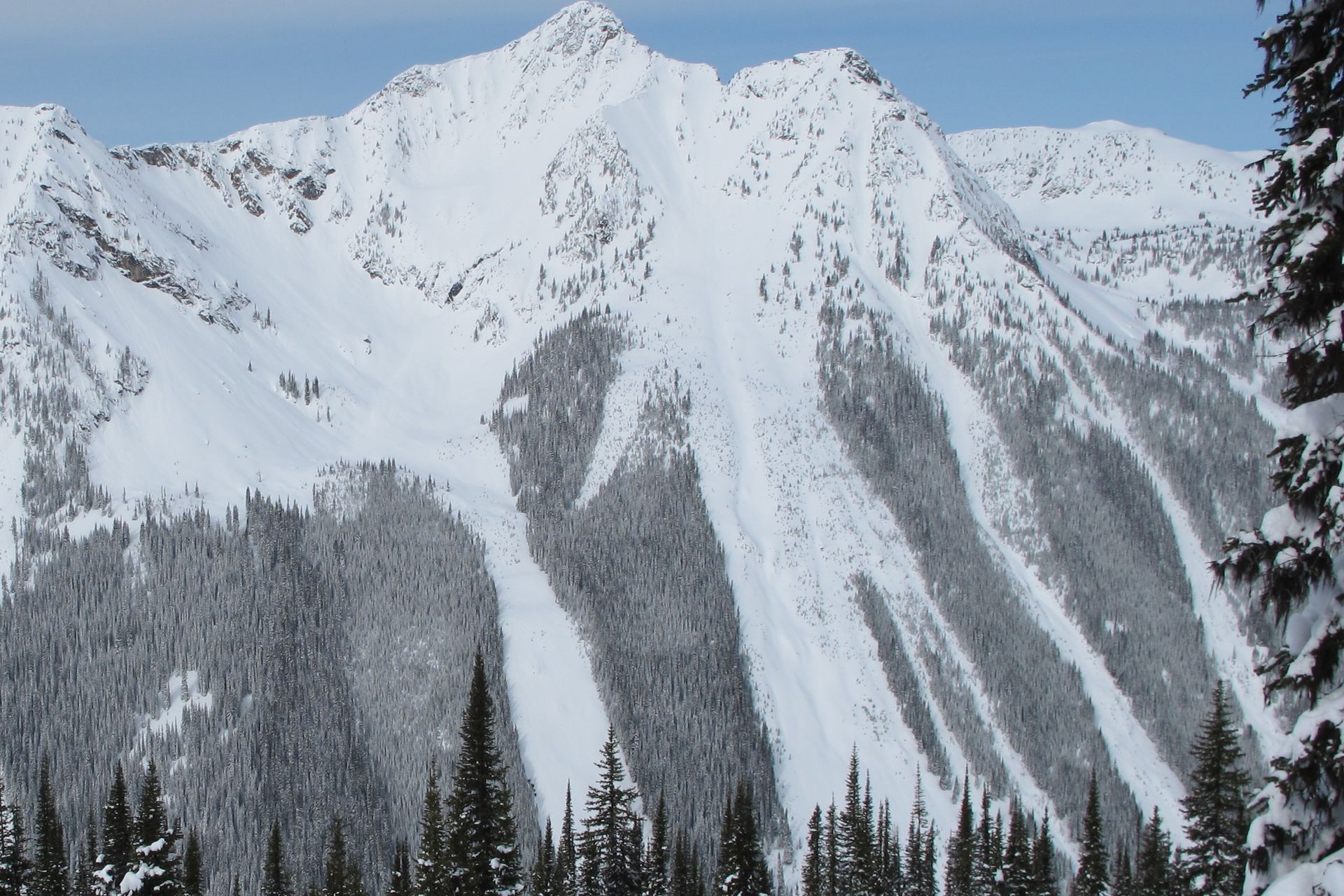 Ces couloirs d’avalanche comportent plusieurs zones de départ en zone alpine, ce qui réduit les options de déplacement sécuritaire dans ce secteur.