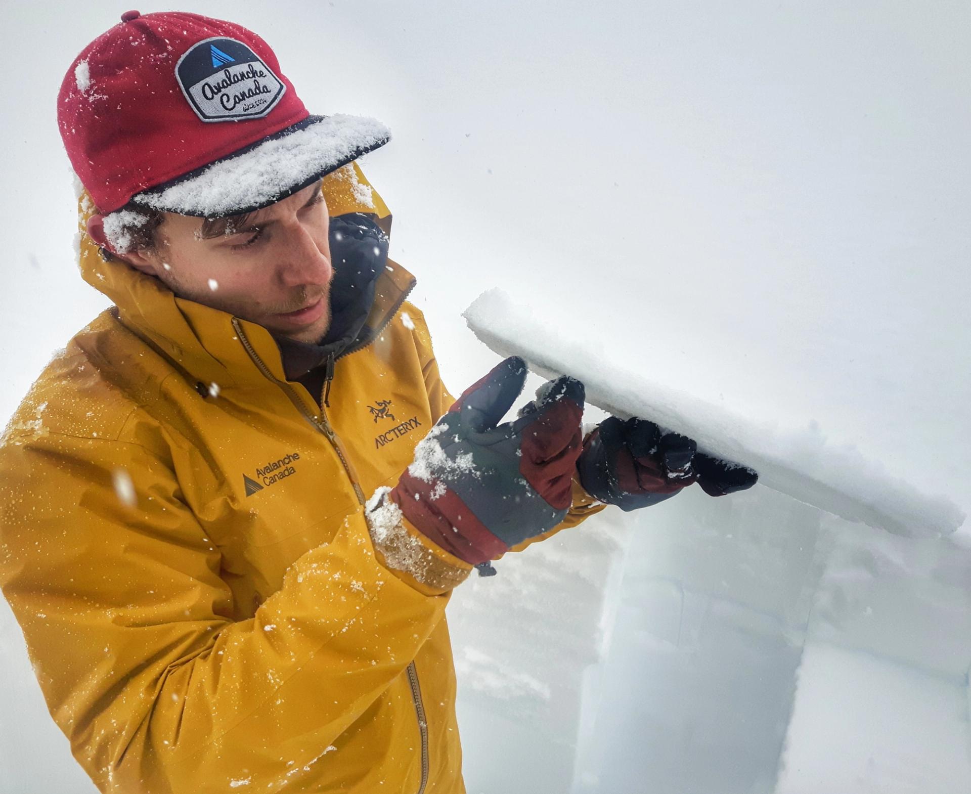 Il existe plusieurs types de croûtes. Celles-ci se forment lorsque la neige de surface fond suite aux effets du soleil, de la pluie ou des changements de températures, puis regèle. Même si une croûte n’est pas fragile au départ, le risque d’avalanche est plus élevé lorsque cette croûte se trouve sous une couche fragile puisqu’elle constitue un plan de glissement idéal.