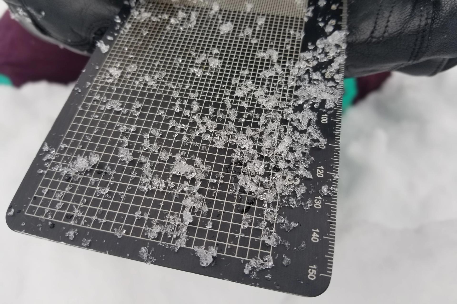 Ces cristaux se forment suite à des différences de température à l’intérieur du manteau neigeux. Il s’agit de grains aux angles pointus qui ne se lient pas facilement l’un à l’autre ou à la neige avoisinante. Une couche de faces planes ressemble à du sucre; la cohésion entre les grains est quasi non-existante.