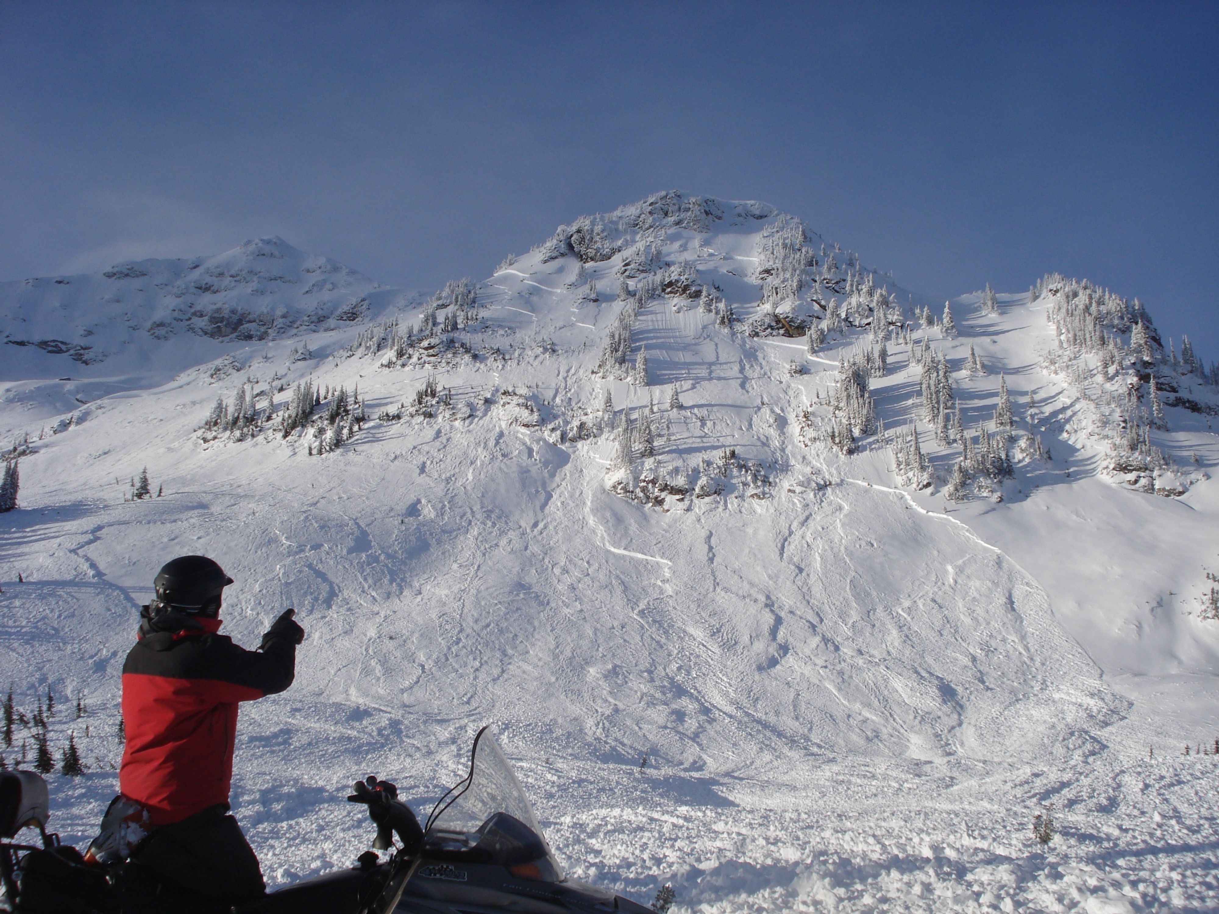 Natural avalanche activity is a sign that human-triggered avalanches are more likely.