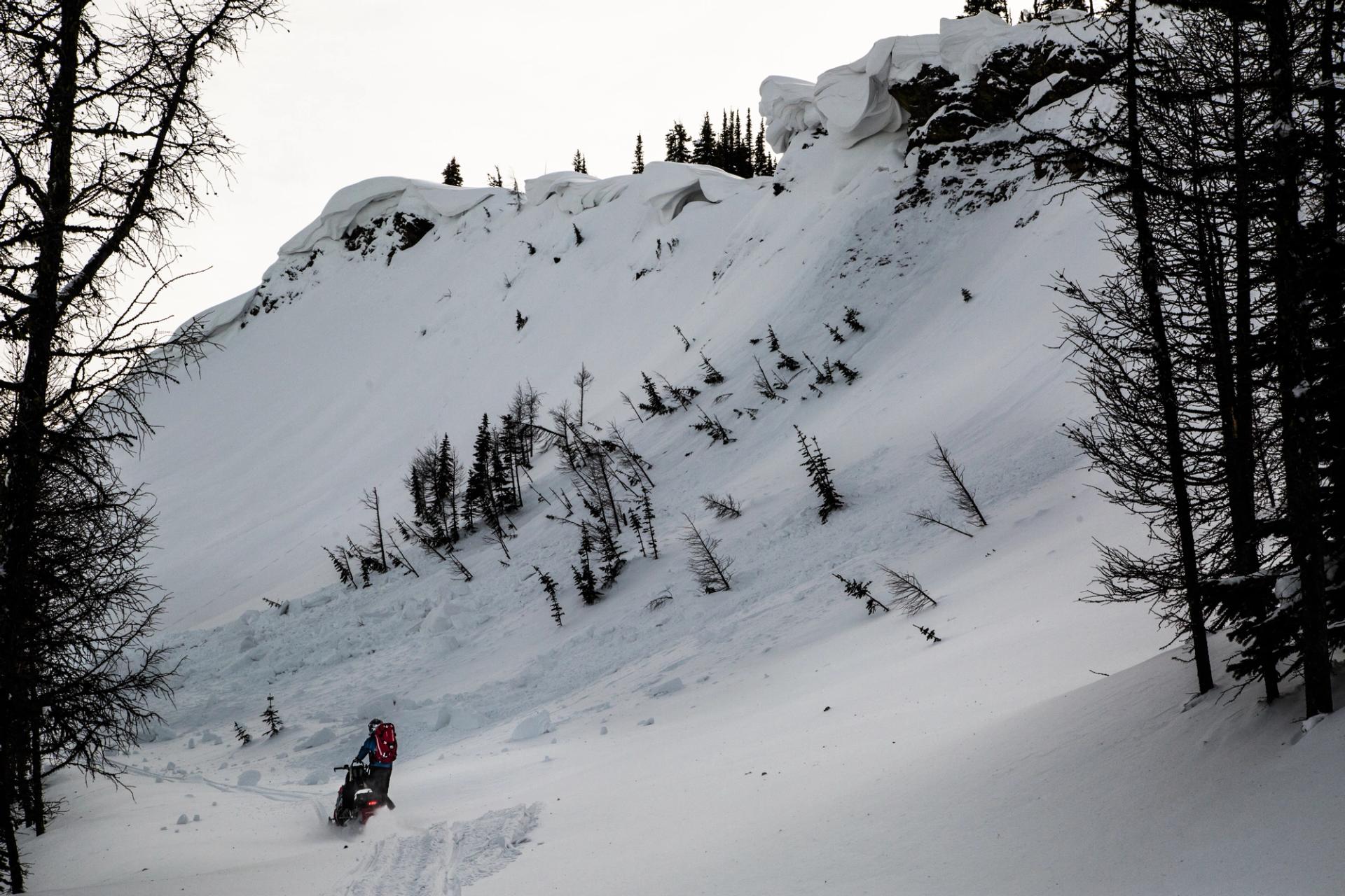 Une avalanche pourrait frapper toute personne qui se déplace en bas sur ce parcours. Il est par conséquent important d’user de grande prudence avant d’avancer.