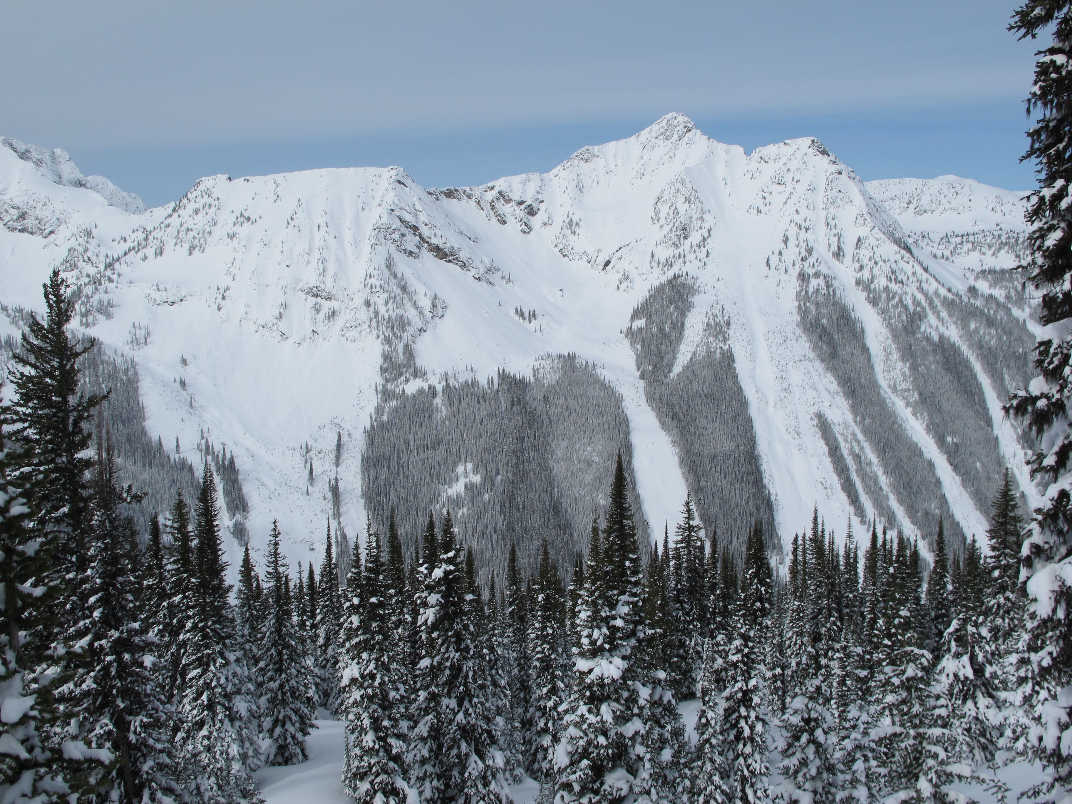 Ces couloirs d’avalanche comportent plusieurs zones de départ en zone alpine, ce qui réduit les options de déplacement sécuritaire dans ce secteur.