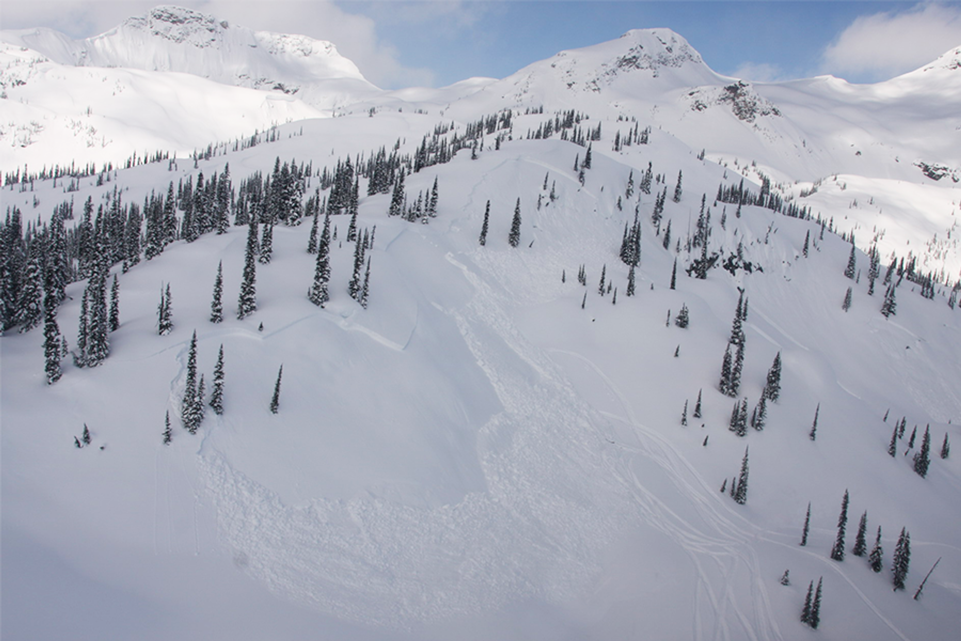 La rupture de cette avalanche s’est produite en haut d’une convexité de terrain.