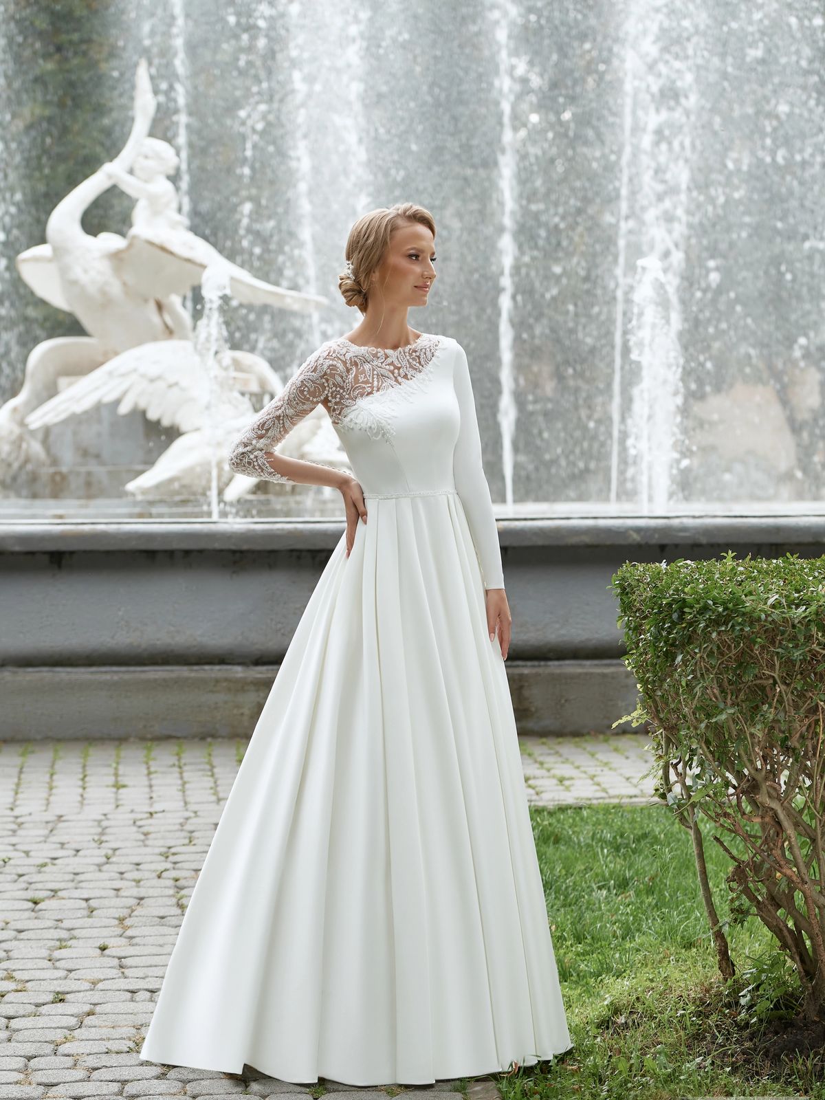 Rochia de mireasă Noemi, model 898, colecția Royal Elegance