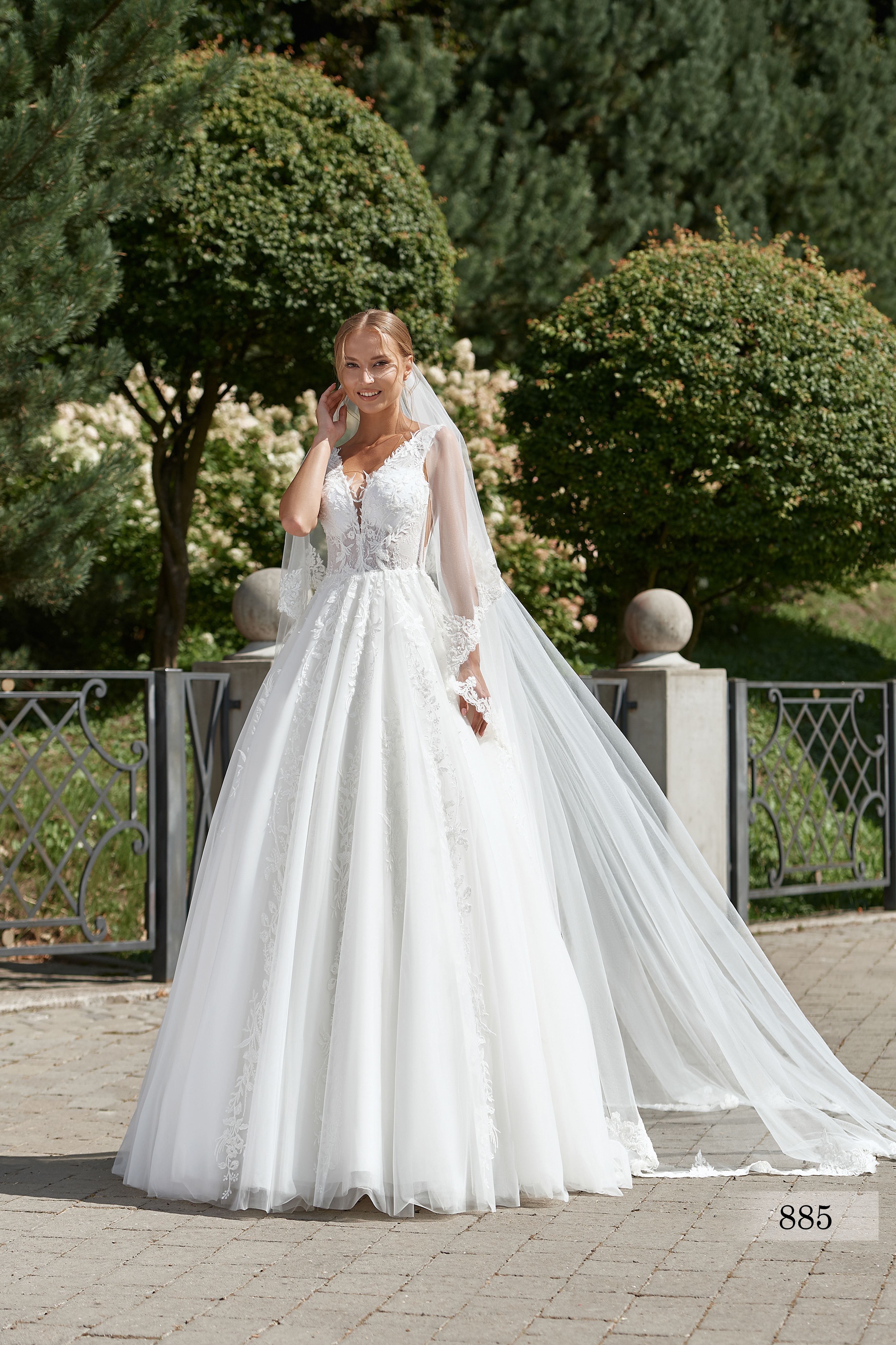 Rochia de mireasă Matilda, model 885, colecția Royal Elegance