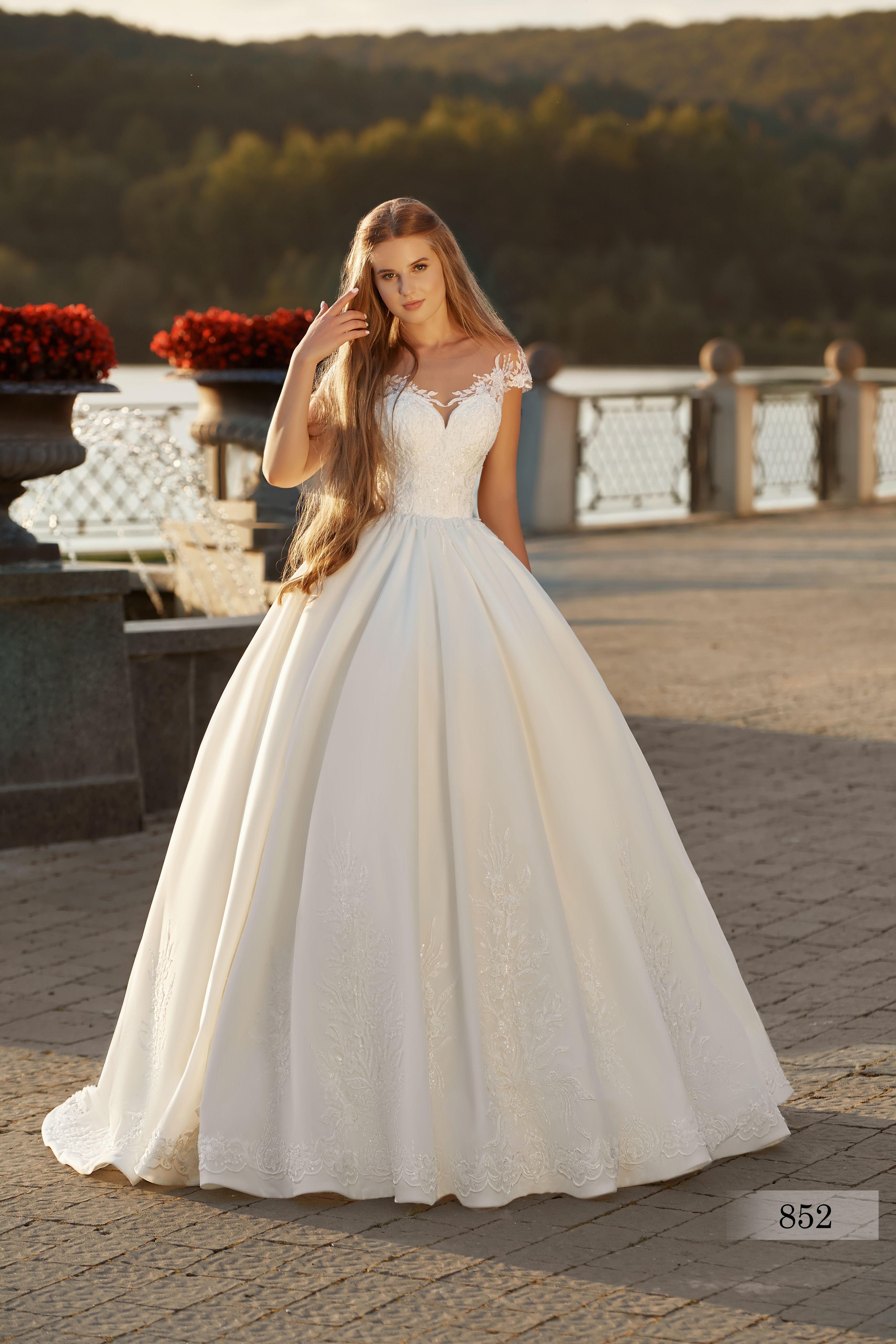 Rochia de mireasă Ingrid, model 852, colecția Royal Elegance