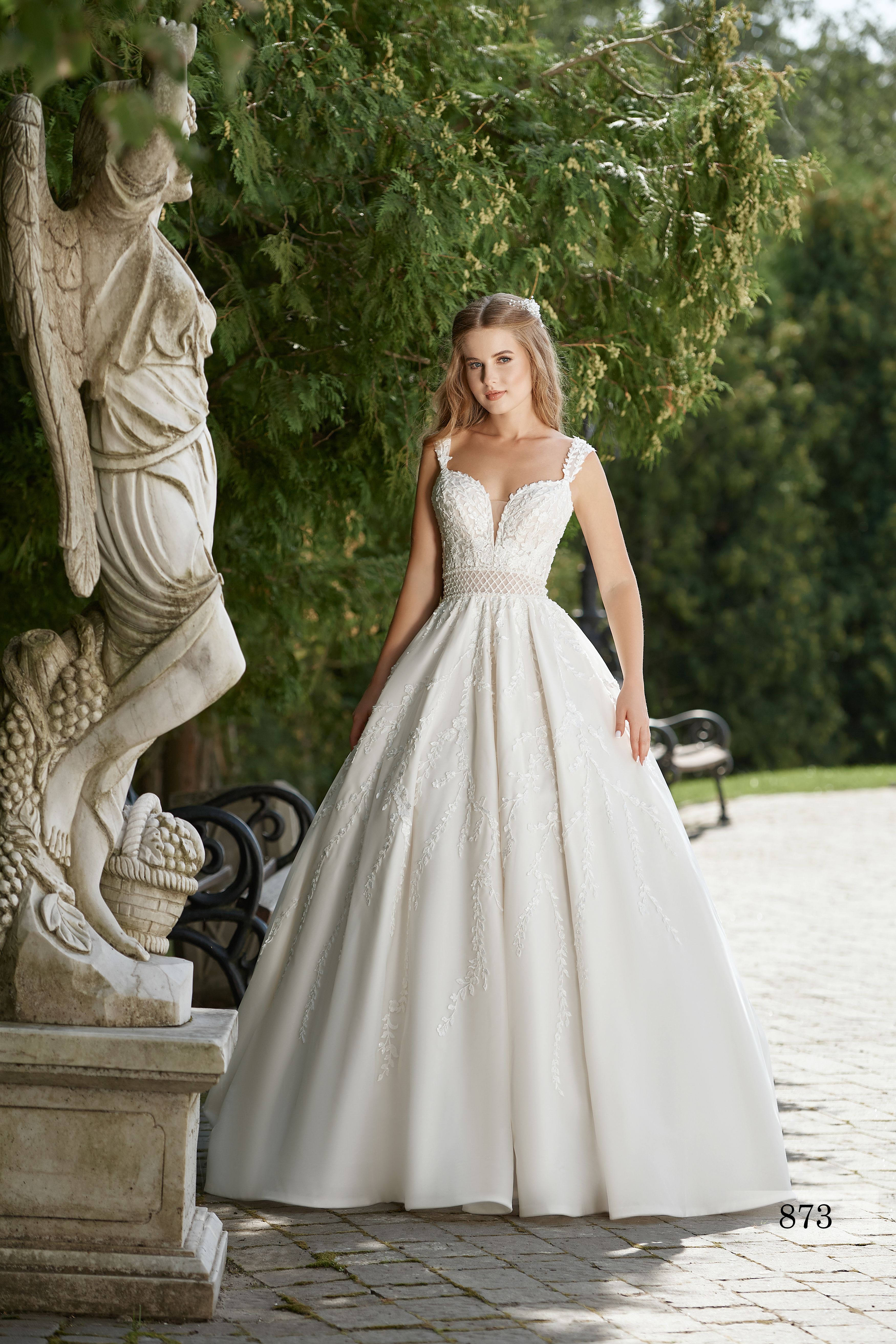 Rochia de mireasă Ludovica, model 873, colecția Royal Elegance