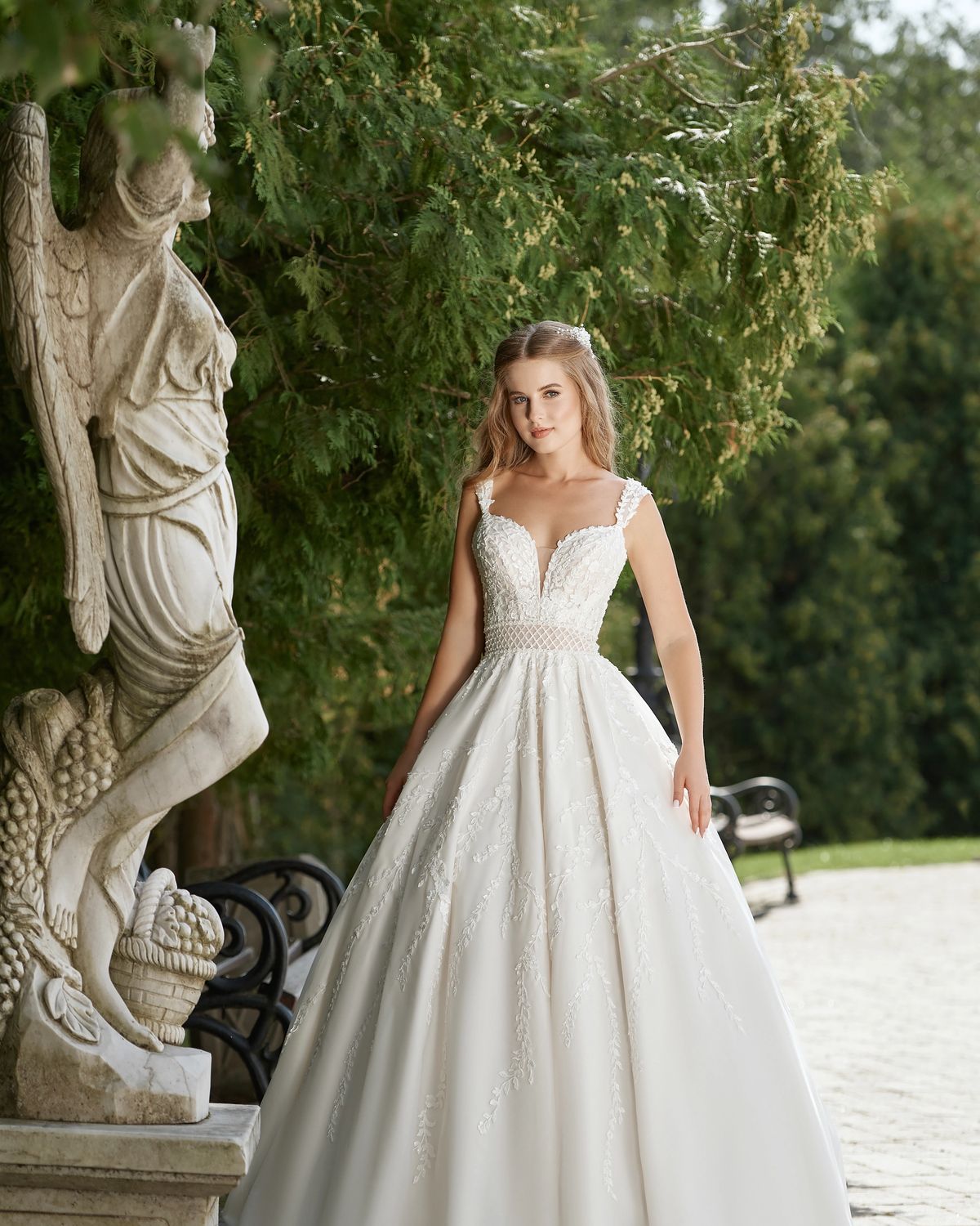 Rochia de mireasă Ludovica, model 873, colecția Royal Elegance