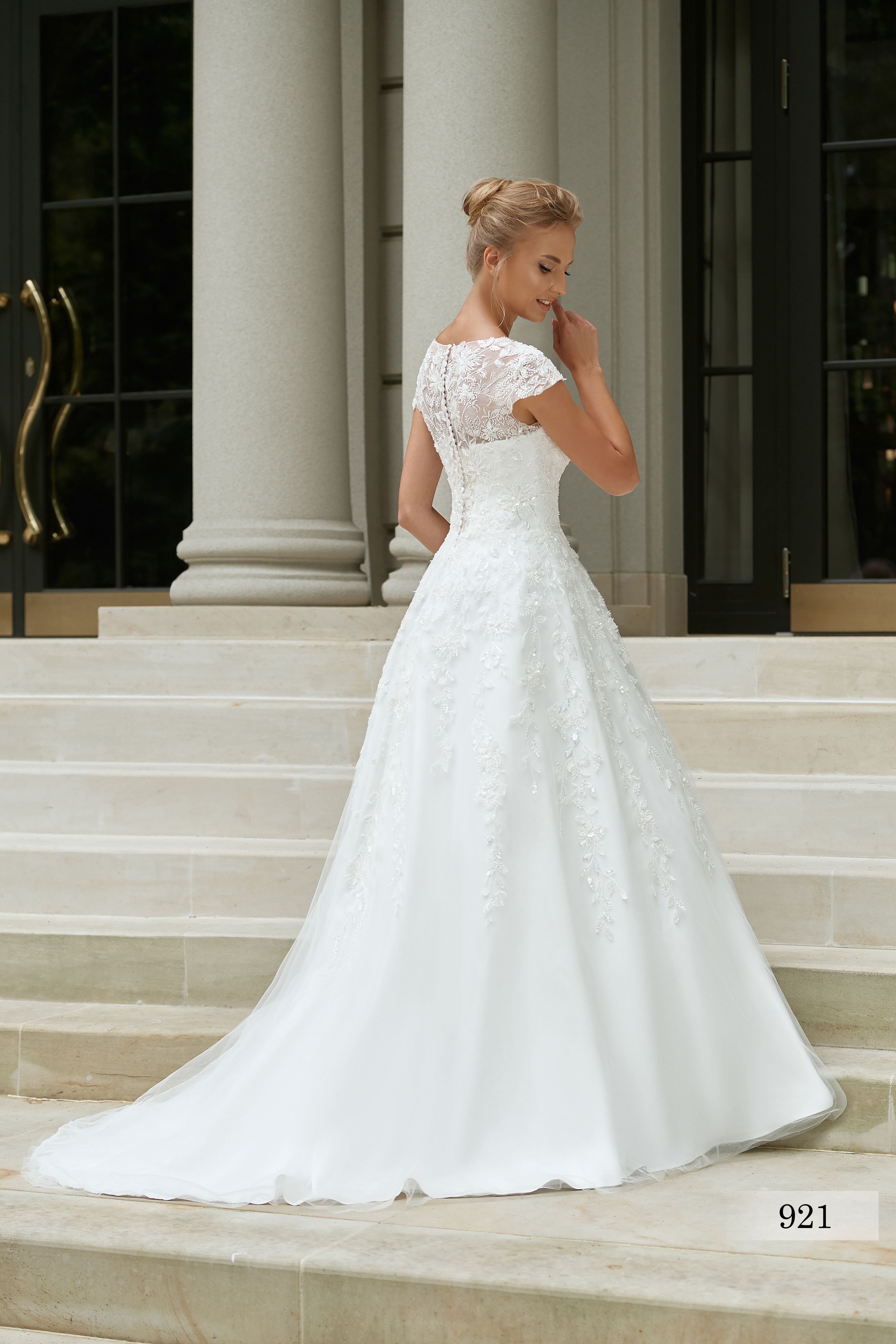 Rochia de mireasă Serena, model 921, colecția Soft Beauty