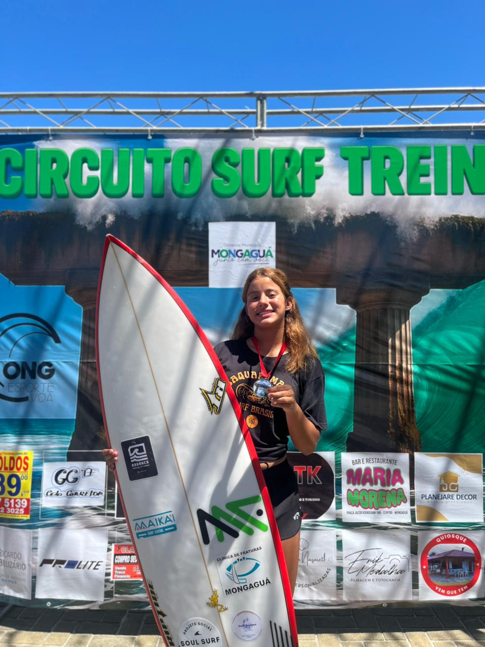 Lara Brazolin surfing a large wave
