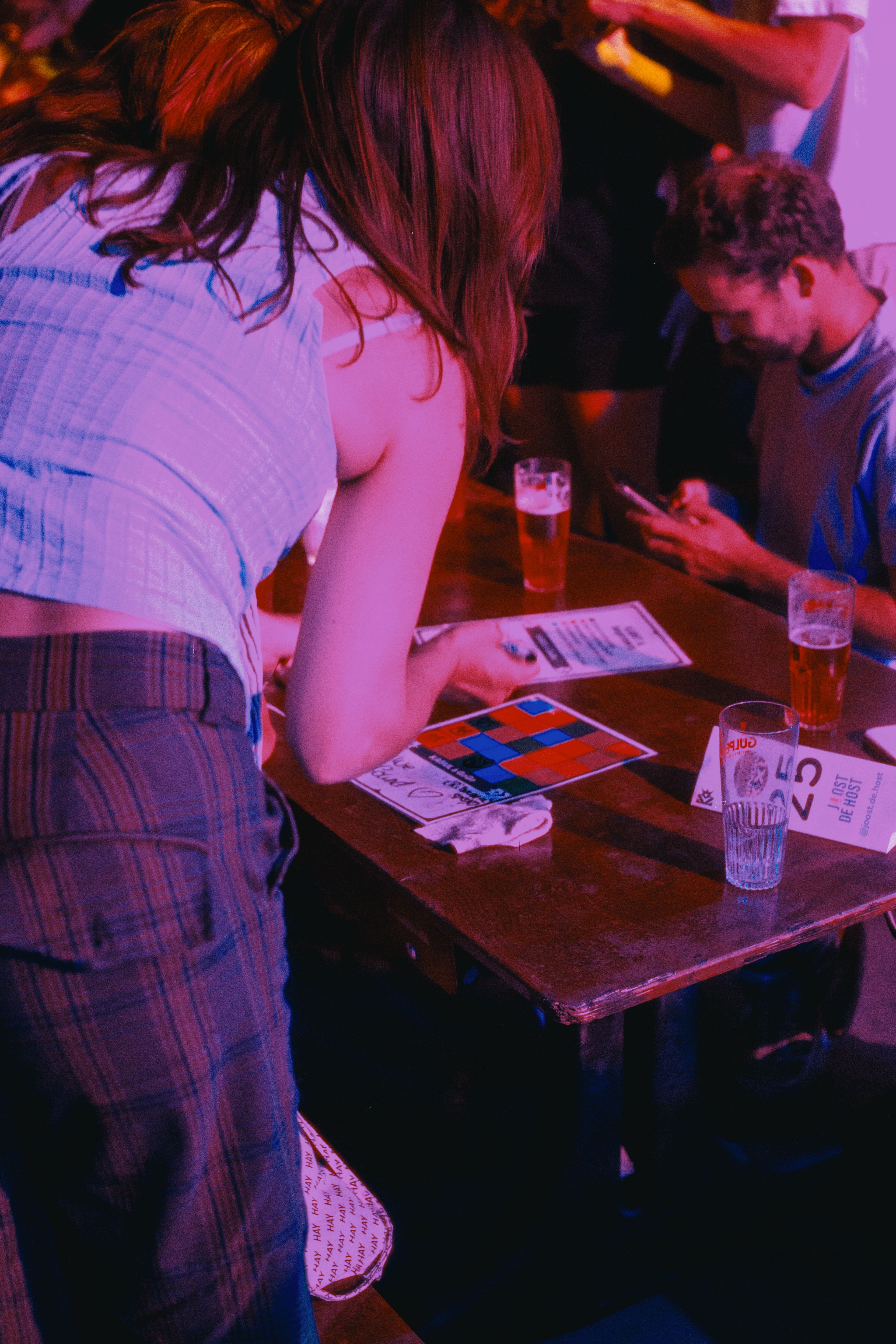 Een team controleert de bingokaarten tijdens Muziekbingo XXL.