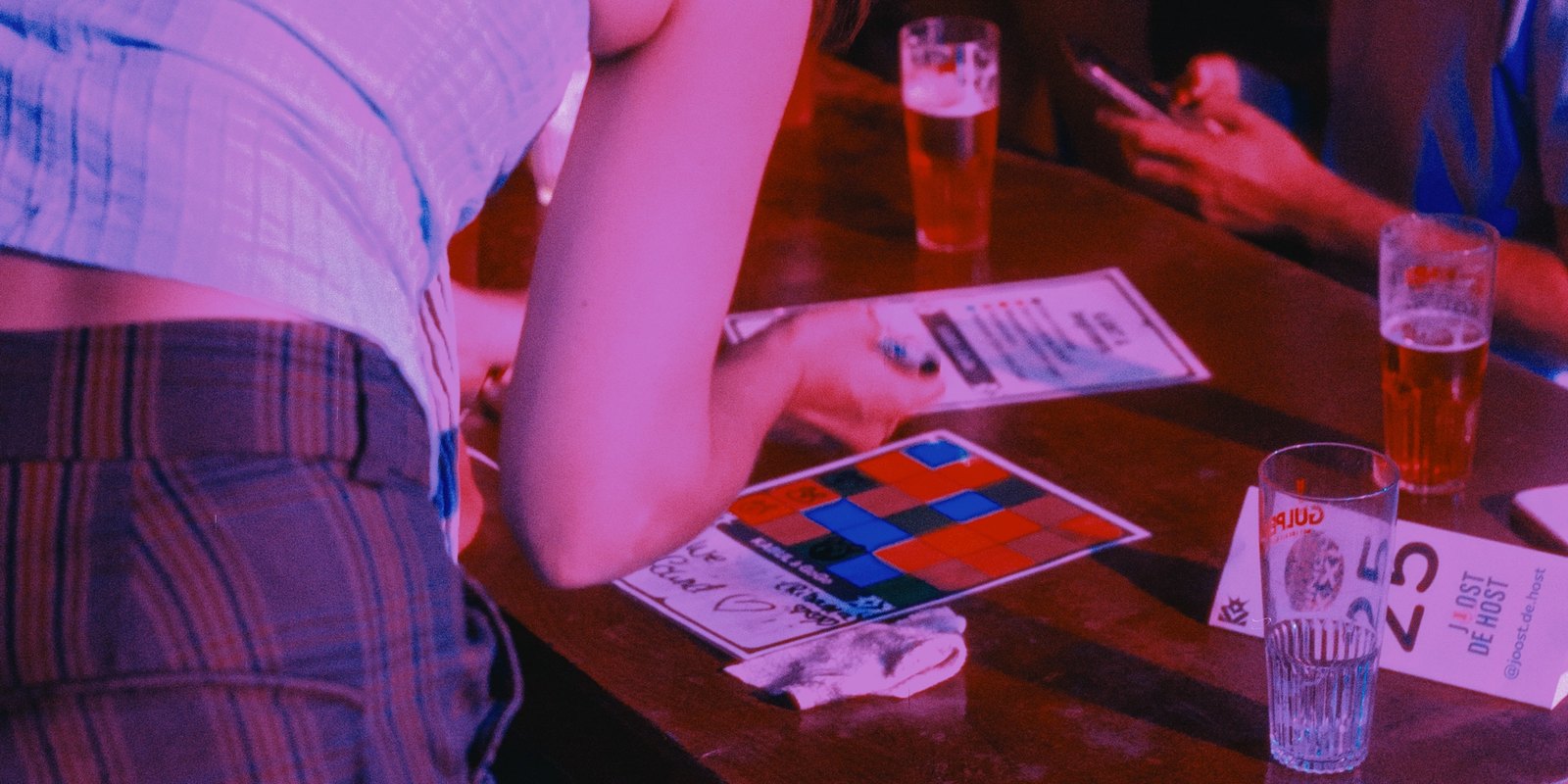 Een team controleert de bingokaarten tijdens Muziekbingo XXL.