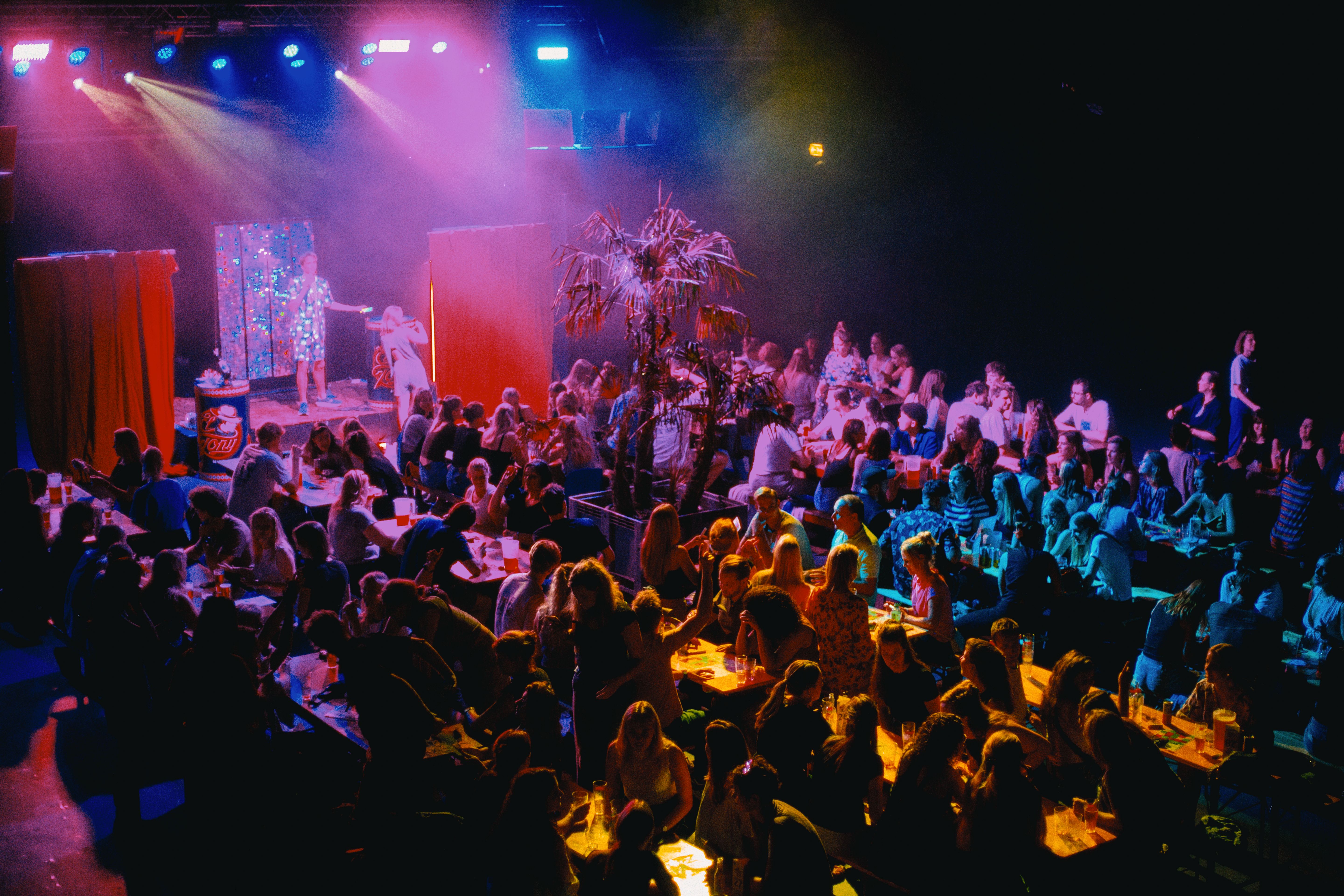 Een volle zaal speelt Muziekbingo XXL bij KABUL à GoGo.