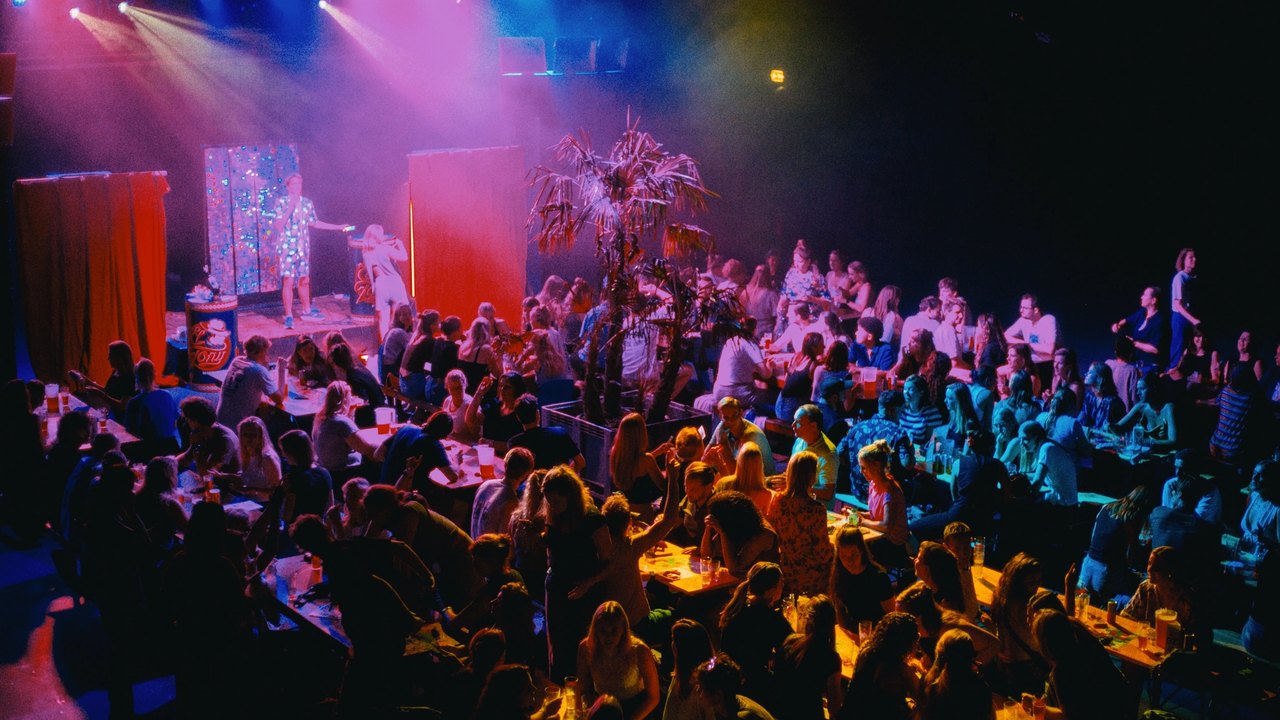 Een volle zaal speelt Muziekbingo XXL bij KABUL à GoGo.