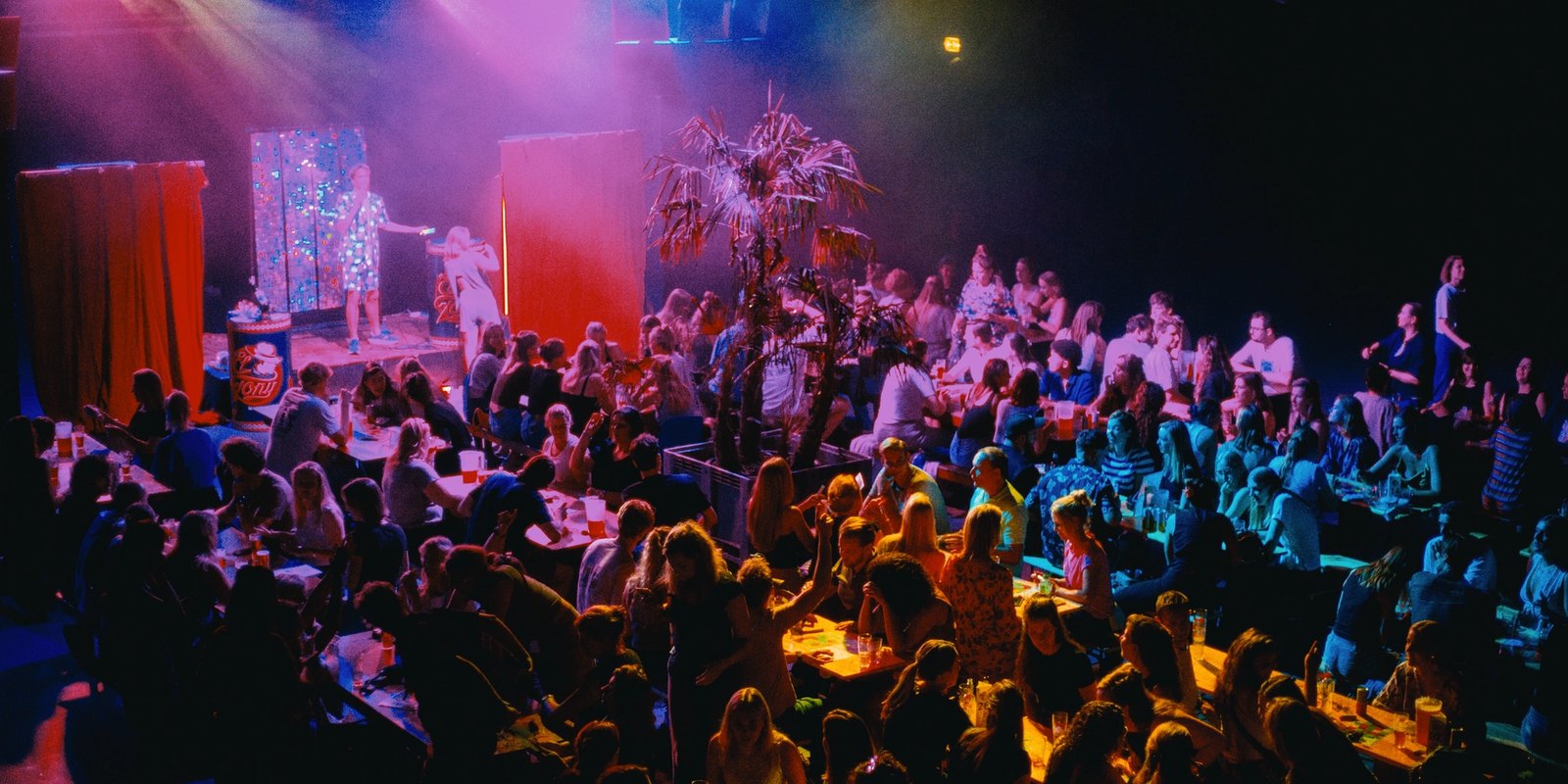 Een volle zaal speelt Muziekbingo XXL bij KABUL à GoGo.